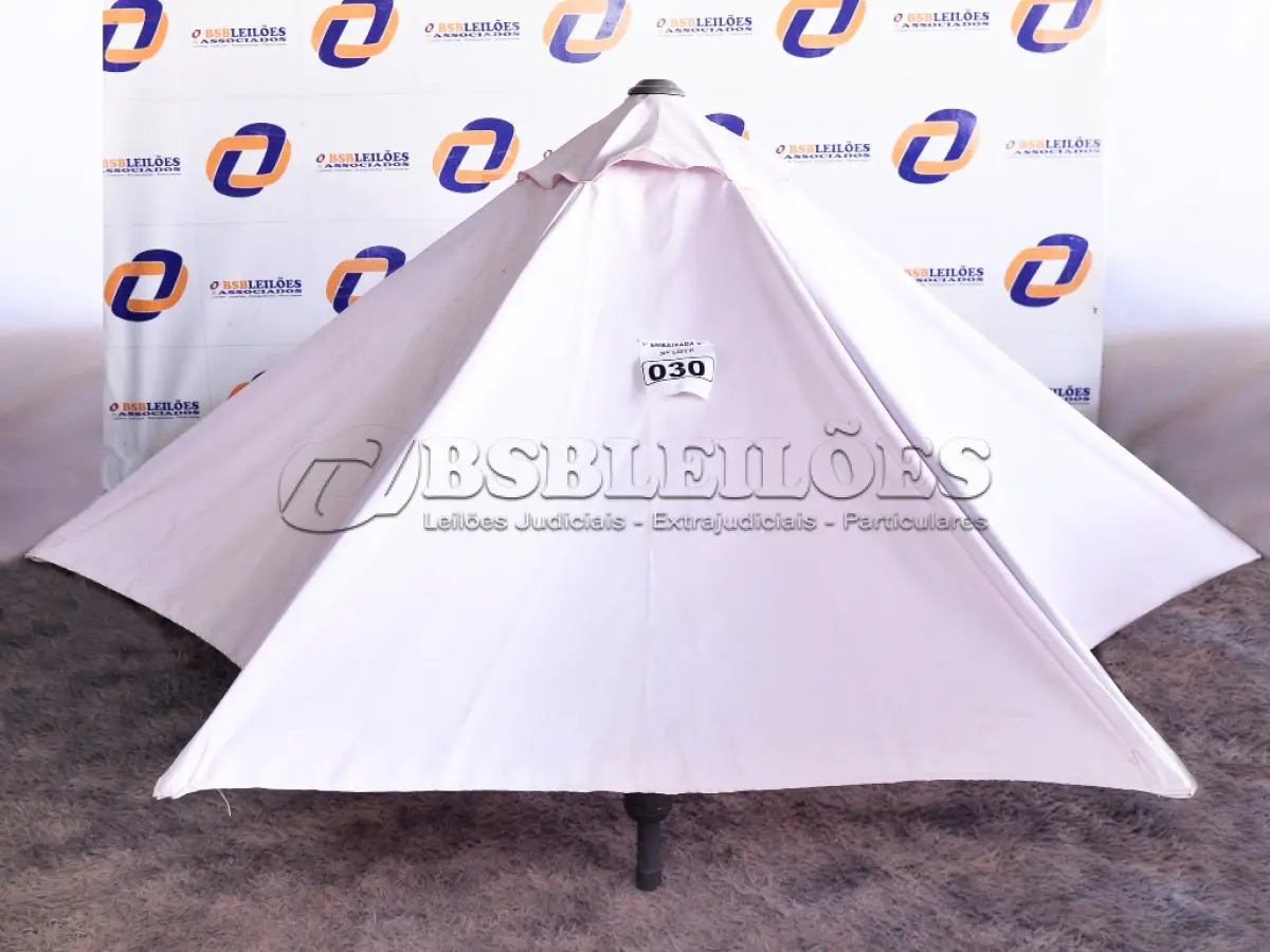 LOTE 030 - 01 OMBRELONE FALTANDO O CONTRAPESO E A BASE. (UMBRELA) (NO ESTADO) BH1589P
