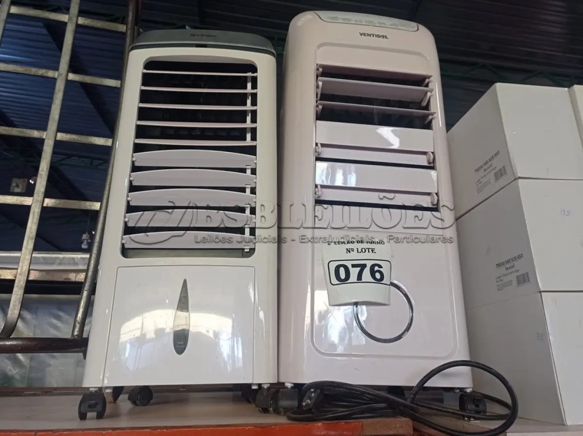 LOTE 076 - 02 CLIMATIZADORES DE AR 220V. (NO ESTADO) ATENÇÃO! FAZER A VISITAÇÃO ANTES DE ARREMATAR, NÃO SABEMOS SE FUNCIONA. LEILÃO NÃO TEM GARANTIA E NEM DEVOLUÇÃO, SUJEITO A POSSÍVEIS AVARIAS VISÍVEIS/OCULTAS E/OU AUSÊNCIA DE COMPONENTES.