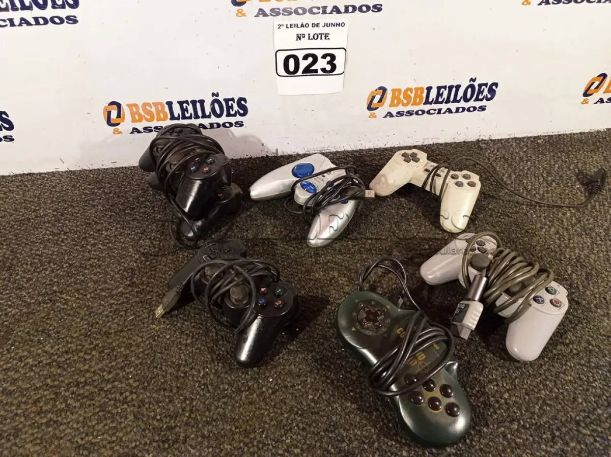 LOTE 023 - 07 CONTROLES DE VÍDEO GAME. (NO ESTADO) ATENÇÃO! FAZER A VISITAÇÃO ANTES DE ARREMATAR, NÃO SABEMOS SE FUNCIONA. LEILÃO NÃO TEM GARANTIA E NEM DEVOLUÇÃO, SUJEITO A POSSÍVEIS AVARIAS VISÍVEIS/OCULTAS E/OU AUSÊNCIA DE COMPONENTES.