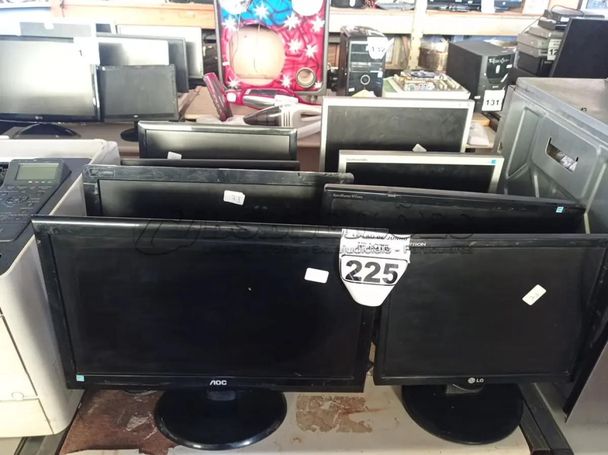 LOTE 225 - 08 MONITORES LCD MARCAS E MODELOS DIVERSOS. (NO ESTADO) ATENÇÃO! FAZER A VISITAÇÃO ANTES DE ARREMATAR, NÃO SABEMOS SE FUNCIONA. LEILÃO NÃO TEM GARANTIA E NEM DEVOLUÇÃO, SUJEITO A POSSÍVEIS AVARIAS VISÍVEIS/OCULTAS E/OU AUSÊNCIA DE COMPONENTES.