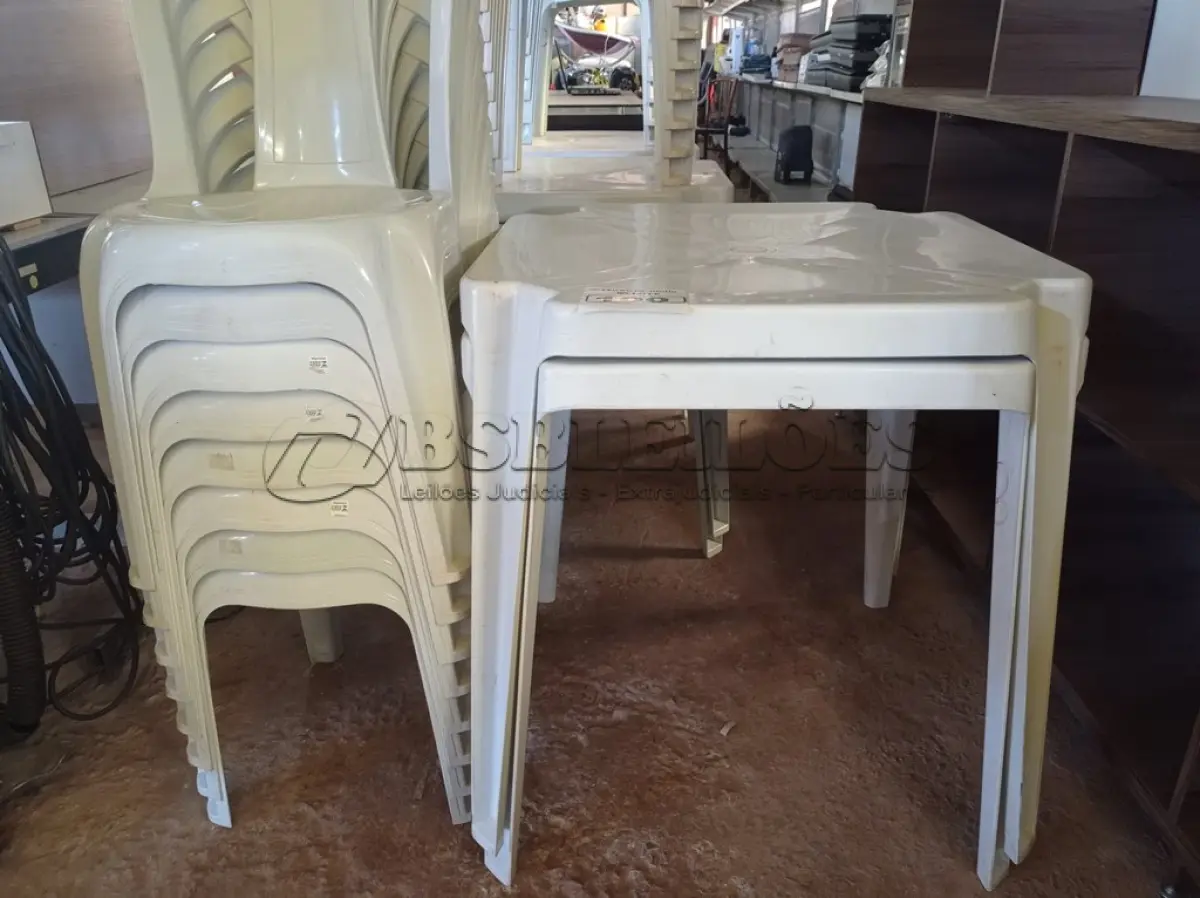 LOTE 100 - 02 JOGOS DE MESAS QUADRADAS DE PLÁSTICO NA COR BRANCA. (NO ESTADO) ATENÇÃO! FAZER A VISITAÇÃO ANTES DE ARREMATAR, NÃO SABEMOS SE FUNCIONA. LEILÃO NÃO TEM GARANTIA E NEM DEVOLUÇÃO, SUJEITO A POSSÍVEIS AVARIAS VISÍVEIS/OCULTAS E/OU AUSÊNCIA DE COMPONENTES.