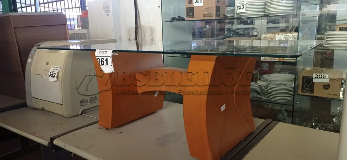 LOTE 361 - 01 MESA DE CENTRO BASE EM MADEIRA E VIDRO BISOTADO. (NO ESTADO) ATENÇÃO! FAZER A VISITAÇÃO ANTES DE ARREMATAR, NÃO SABEMOS SE FUNCIONA. LEILÃO NÃO TEM GARANTIA E NEM DEVOLUÇÃO, SUJEITO A POSSÍVEIS AVARIAS VISÍVEIS/OCULTAS E/OU AUSÊNCIA DE COMPONENTES.