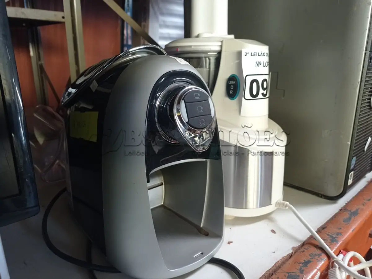 LOTE 096 - 01 MÁQUINA DE CAFÉ EXPRESSO MODELO S04 220V E 01 CENTRIFUGA DE FRUTAS MODELO: JCR900 220V. (NO ESTADO) ATENÇÃO! FAZER A VISITAÇÃO ANTES DE ARREMATAR, NÃO SABEMOS SE FUNCIONA. LEILÃO NÃO TEM GARANTIA E NEM DEVOLUÇÃO, SUJEITO A POSSÍVEIS AVARIAS VISÍVEIS/OCULTAS E/OU AUSÊNCIA DE COMPONENTES.