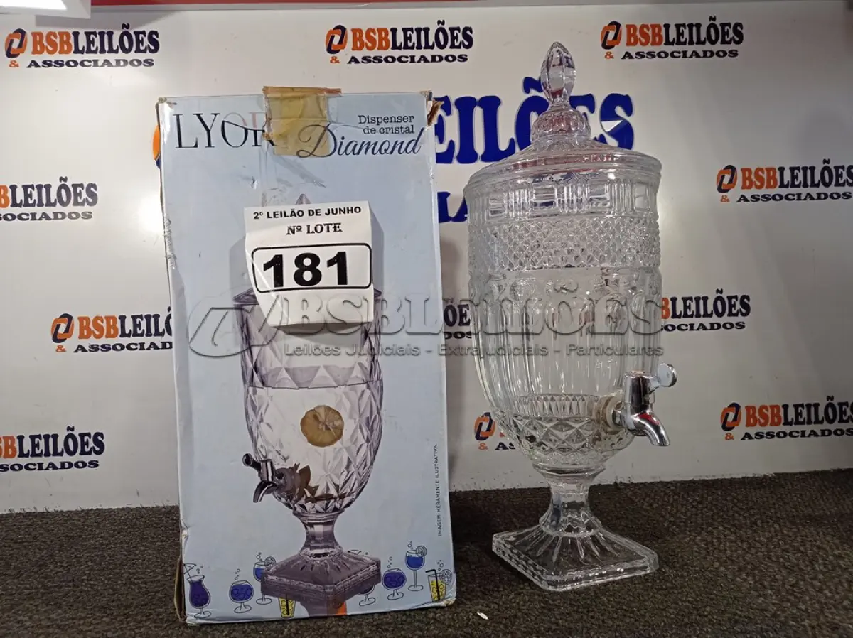 LOTE 181 - 01 SUQUEIRA DE CRISTAL DE 01 A 05 LITROS MARCA LYOR DIMOND. (NO ESTADO) ATENÇÃO! FAZER A VISITAÇÃO ANTES DE ARREMATAR, NÃO SABEMOS SE FUNCIONA. LEILÃO NÃO TEM GARANTIA E NEM DEVOLUÇÃO, SUJEITO A POSSÍVEIS AVARIAS VISÍVEIS/OCULTAS E/OU AUSÊNCIA DE COMPONENTES.