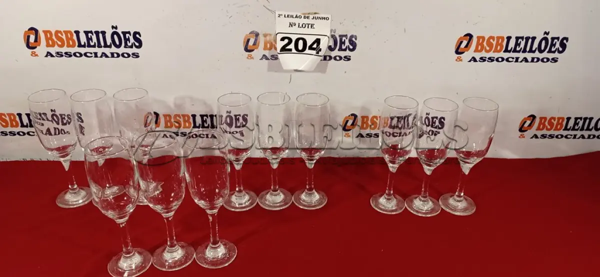 LOTE 204 - 12 TAÇAS PARA CHAMPANHE DIVERSAS. (NO ESTADO) ATENÇÃO! FAZER A VISITAÇÃO ANTES DE ARREMATAR, NÃO SABEMOS SE FUNCIONA. LEILÃO NÃO TEM GARANTIA E NEM DEVOLUÇÃO, SUJEITO A POSSÍVEIS AVARIAS VISÍVEIS/OCULTAS E/OU AUSÊNCIA DE COMPONENTES.