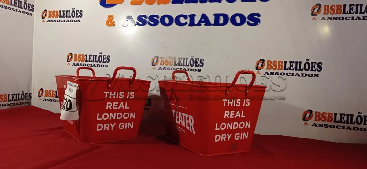 LOTE 320 - 02 BALDES DE GELO BEEFEATER LONDON. (NO ESTADO) ATENÇÃO! FAZER A VISITAÇÃO ANTES DE ARREMATAR, NÃO SABEMOS SE FUNCIONA. LEILÃO NÃO TEM GARANTIA E NEM DEVOLUÇÃO, SUJEITO A POSSÍVEIS AVARIAS VISÍVEIS/OCULTAS E/OU AUSÊNCIA DE COMPONENTES.