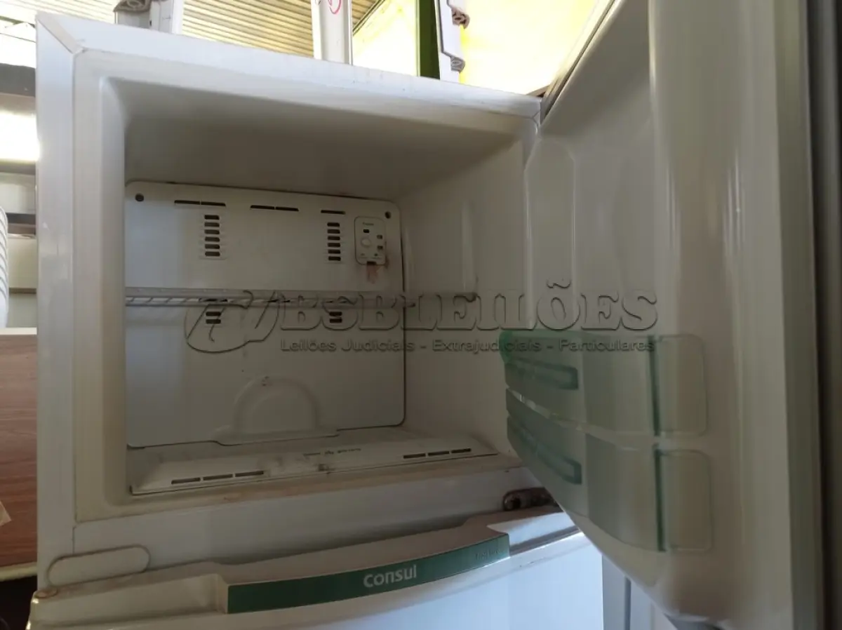 LOTE 353 - 01 GELADEIRA MARCA CONSUL 220V COM AVARIAS. (NÃO LIGA)(NO ESTADO) ATENÇÃO! FAZER A VISITAÇÃO ANTES DE ARREMATAR, NÃO SABEMOS SE FUNCIONA. LEILÃO NÃO TEM GARANTIA E NEM DEVOLUÇÃO, SUJEITO A POSSÍVEIS AVARIAS VISÍVEIS/OCULTAS E/OU AUSÊNCIA DE COMPONENTES.