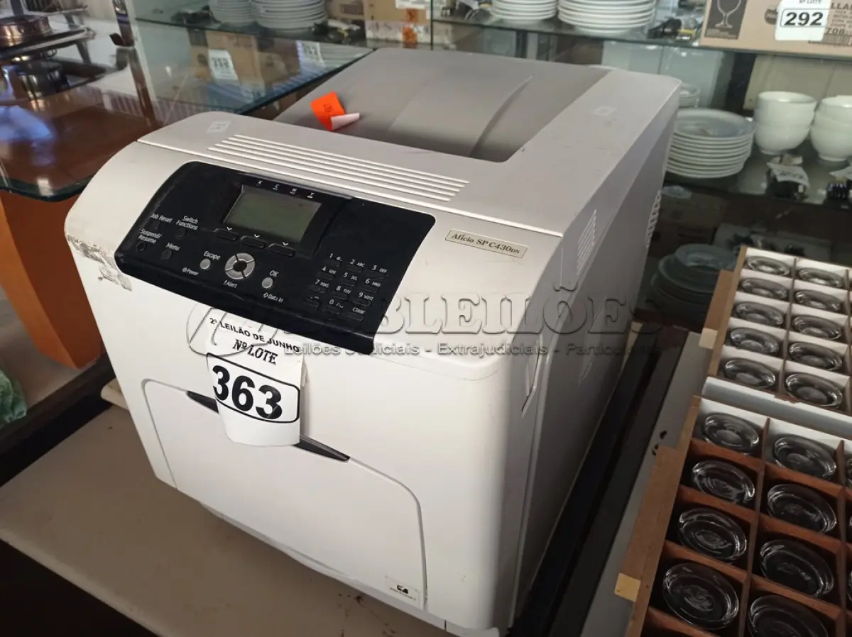 LOTE 363 - 01 IMPRESSORA COLORIDA, MODELO: C430DN MARCA RICHO. (NO ESTADO) ATENÇÃO! FAZER A VISITAÇÃO ANTES DE ARREMATAR, NÃO SABEMOS SE FUNCIONA. LEILÃO NÃO TEM GARANTIA E NEM DEVOLUÇÃO, SUJEITO A POSSÍVEIS AVARIAS VISÍVEIS/OCULTAS E/OU AUSÊNCIA DE COMPONENTES.