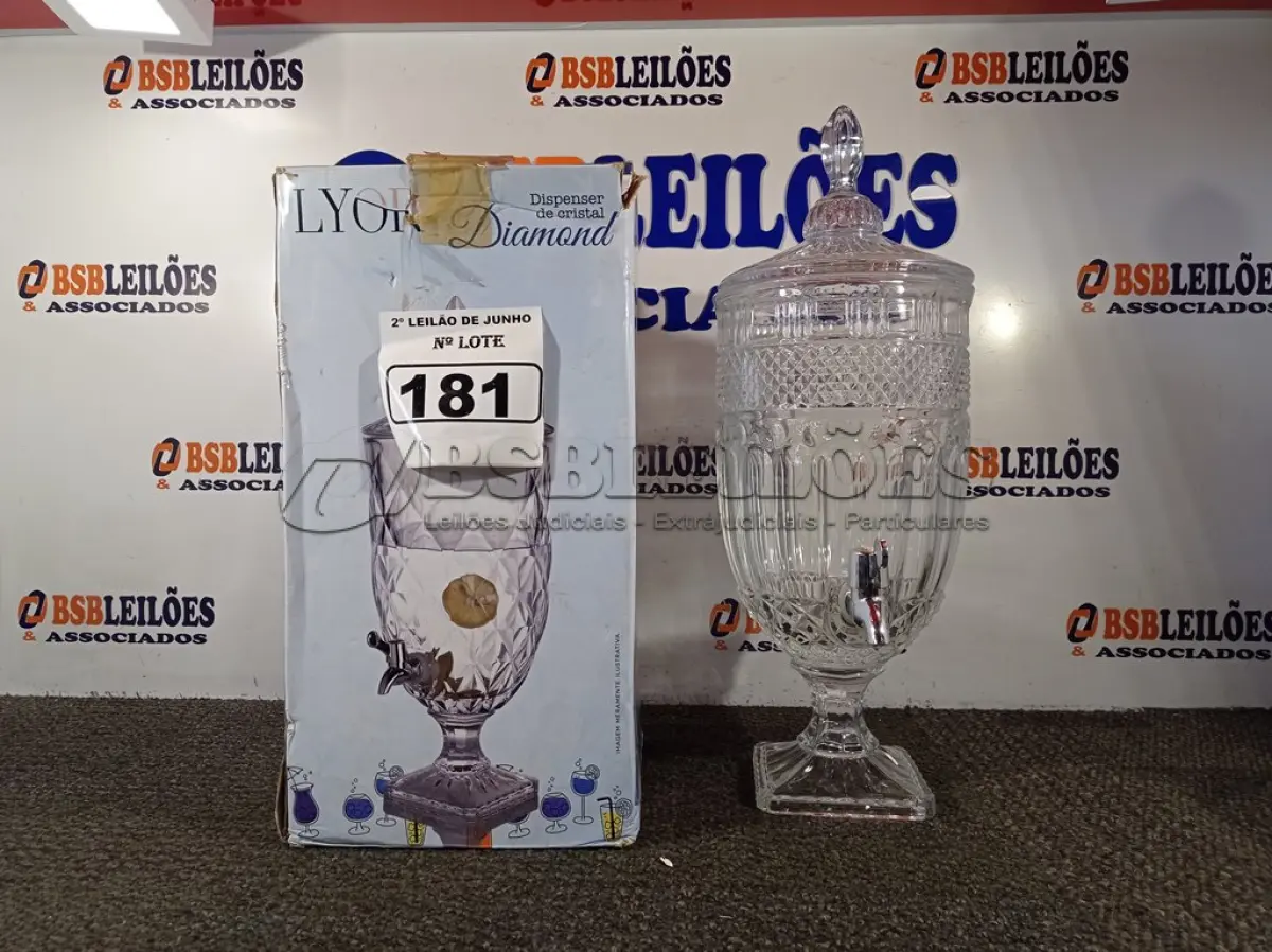 LOTE 181 - 01 SUQUEIRA DE CRISTAL DE 01 A 05 LITROS MARCA LYOR DIMOND. (NO ESTADO) ATENÇÃO! FAZER A VISITAÇÃO ANTES DE ARREMATAR, NÃO SABEMOS SE FUNCIONA. LEILÃO NÃO TEM GARANTIA E NEM DEVOLUÇÃO, SUJEITO A POSSÍVEIS AVARIAS VISÍVEIS/OCULTAS E/OU AUSÊNCIA DE COMPONENTES.
