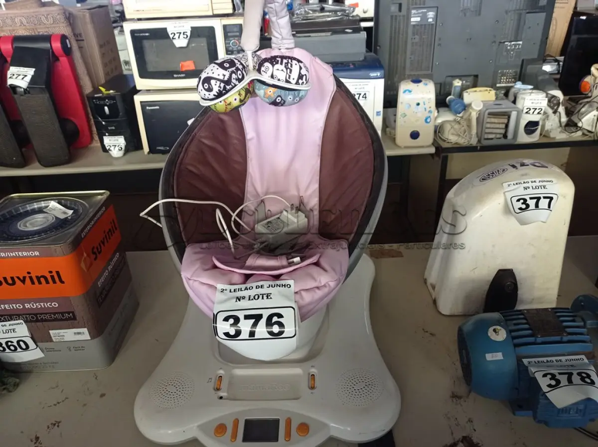 LOTE 376 - 01 CADEIRA DE DESCANSO AUTOMÁTICA PARA BEBÊ ROSA E MARROM MARCA MAMAROO COM FONTE. (NO ESTADO) ATENÇÃO! FAZER A VISITAÇÃO ANTES DE ARREMATAR, NÃO SABEMOS SE FUNCIONA. LEILÃO NÃO TEM GARANTIA E NEM DEVOLUÇÃO, SUJEITO A POSSÍVEIS AVARIAS VISÍVEIS/OCULTAS E/OU AUSÊNCIA DE COMPONENTES.