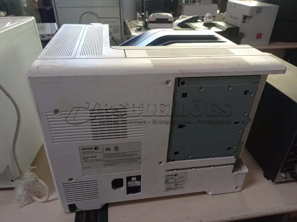 LOTE 239 - 01 IMPRESSORA COLORIDA, MODELO: 6700 MARCA XEROX. (NO ESTADO) ATENÇÃO! FAZER A VISITAÇÃO ANTES DE ARREMATAR, NÃO SABEMOS SE FUNCIONA. LEILÃO NÃO TEM GARANTIA E NEM DEVOLUÇÃO, SUJEITO A POSSÍVEIS AVARIAS VISÍVEIS/OCULTAS E/OU AUSÊNCIA DE COMPONENTES.