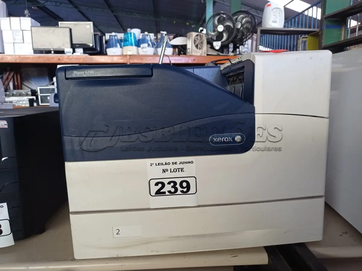 LOTE 239 - 01 IMPRESSORA COLORIDA, MODELO: 6700 MARCA XEROX. (NO ESTADO) ATENÇÃO! FAZER A VISITAÇÃO ANTES DE ARREMATAR, NÃO SABEMOS SE FUNCIONA. LEILÃO NÃO TEM GARANTIA E NEM DEVOLUÇÃO, SUJEITO A POSSÍVEIS AVARIAS VISÍVEIS/OCULTAS E/OU AUSÊNCIA DE COMPONENTES.