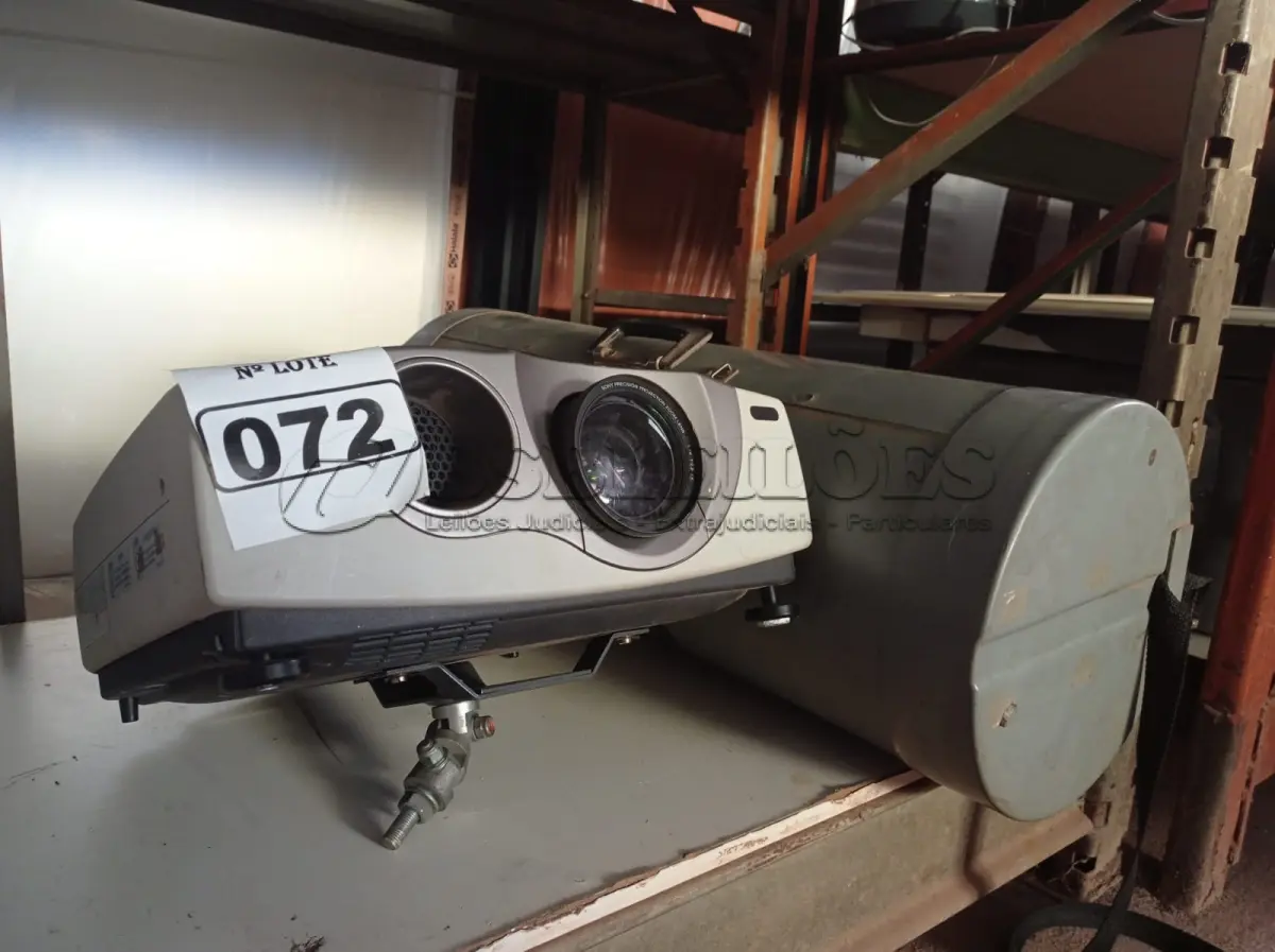 LOTE 072 - 01 PROJETOR MULTIMÍDIA MARCA SONY COM TELA. (NO ESTADO) ATENÇÃO! FAZER A VISITAÇÃO ANTES DE ARREMATAR, NÃO SABEMOS SE FUNCIONA. LEILÃO NÃO TEM GARANTIA E NEM DEVOLUÇÃO, SUJEITO A POSSÍVEIS AVARIAS VISÍVEIS/OCULTAS E/OU AUSÊNCIA DE COMPONENTES.