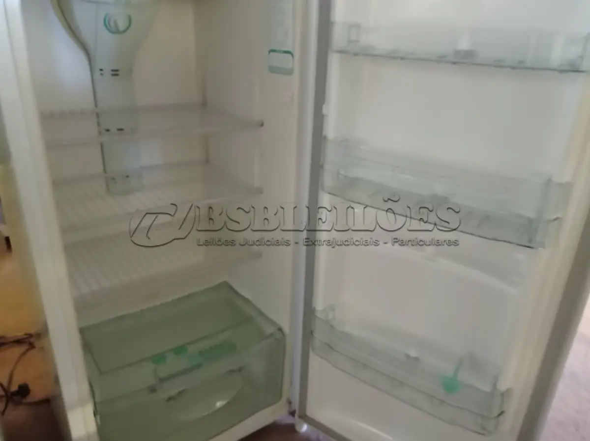 LOTE 353 - 01 GELADEIRA MARCA CONSUL 220V COM AVARIAS. (NÃO LIGA)(NO ESTADO) ATENÇÃO! FAZER A VISITAÇÃO ANTES DE ARREMATAR, NÃO SABEMOS SE FUNCIONA. LEILÃO NÃO TEM GARANTIA E NEM DEVOLUÇÃO, SUJEITO A POSSÍVEIS AVARIAS VISÍVEIS/OCULTAS E/OU AUSÊNCIA DE COMPONENTES.