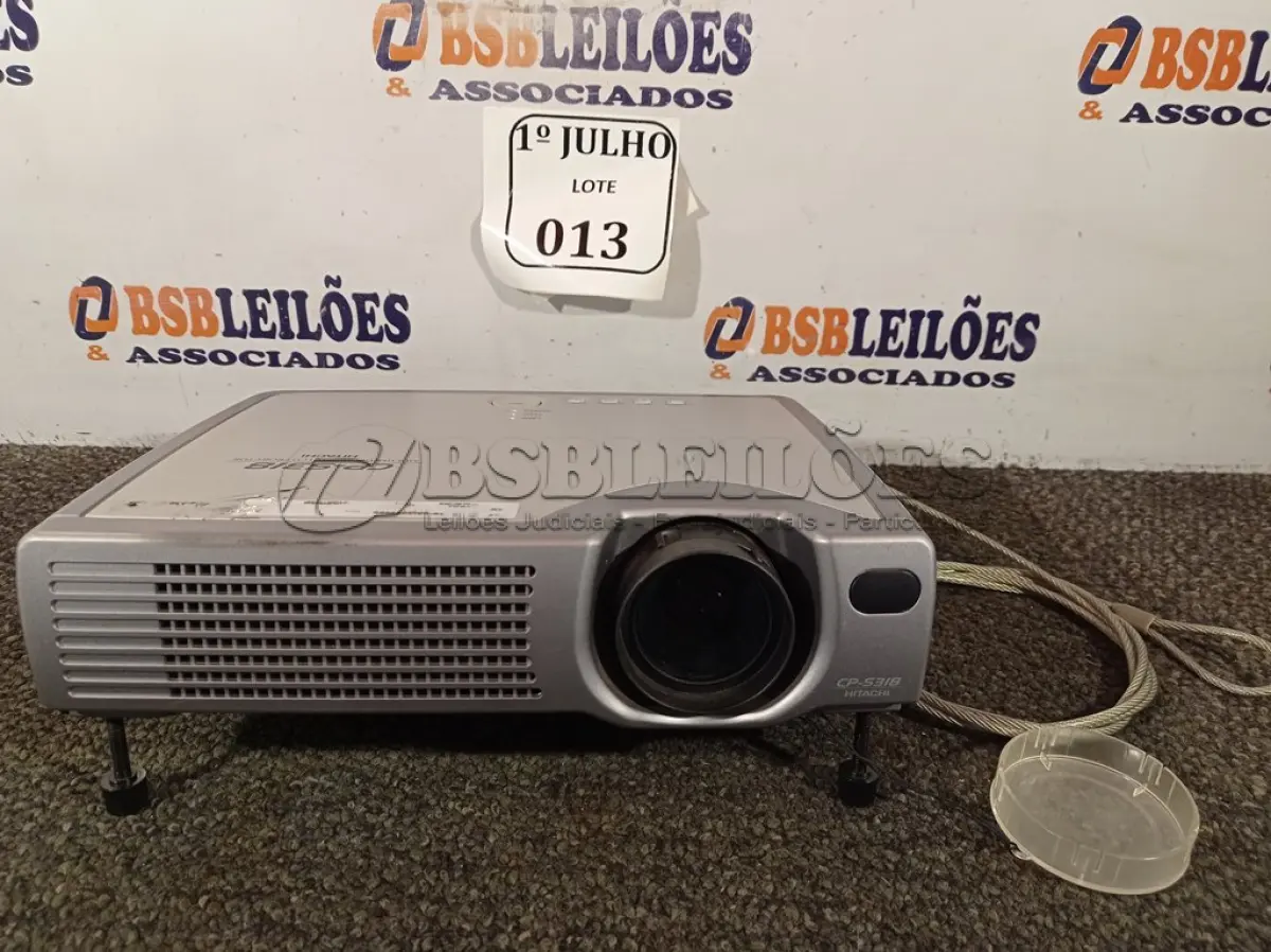 LOTE 013 - 01 PROJETOR LCD MULTIMIDIA, MODELO: CP-S318 MARCA HITACHI 220V. (NO ESTADO) ATENÇÃO! FAZER A VISITAÇÃO ANTES DE ARREMATAR, NÃO SABEMOS SE FUNCIONA. LEILÃO NÃO TEM GARANTIA E NEM DEVOLUÇÃO, SUJEITO A POSSÍVEIS AVARIAS VISÍVEIS/OCULTAS E/OU AUSÊNCIA DE COMPONENTES.