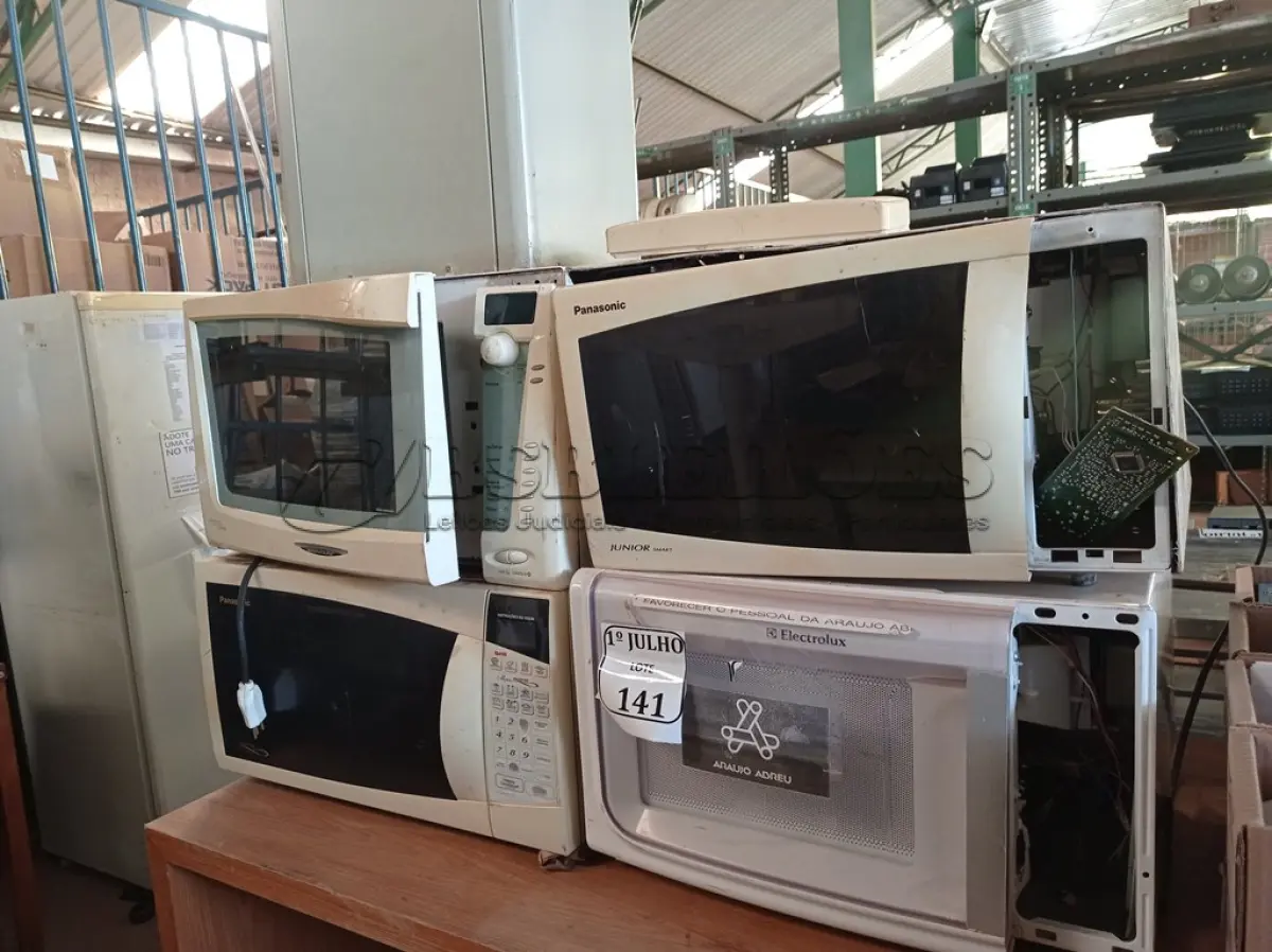 LOTE 141 - 04 MICRO-ONDAS, SENDO 03 COM PRATOS E 01 BEBEDOURO PARA GARRAFÃO. (NO ESTADO) ATENÇÃO! FAZER A VISITAÇÃO ANTES DE ARREMATAR, NÃO SABEMOS SE FUNCIONA. LEILÃO NÃO TEM GARANTIA E NEM DEVOLUÇÃO, SUJEITO A POSSÍVEIS AVARIAS VISÍVEIS/OCULTAS E/OU AUSÊNCIA DE COMPONENTES.