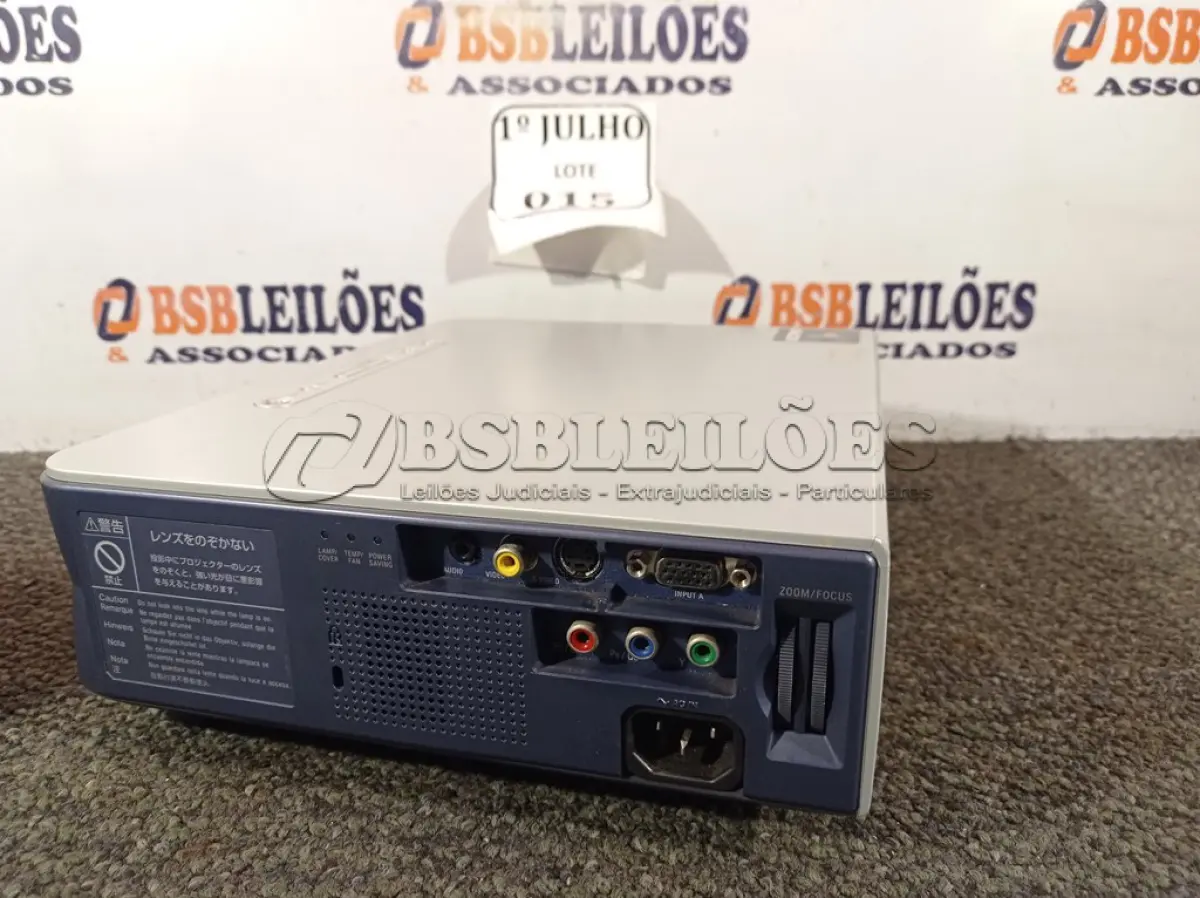LOTE 015 - 01 PROJETOR LCD MULTIMIDIA, MODELO: VPL-ES27 MARCA SONY 220V. (NO ESTADO) ATENÇÃO! FAZER A VISITAÇÃO ANTES DE ARREMATAR, NÃO SABEMOS SE FUNCIONA. LEILÃO NÃO TEM GARANTIA E NEM DEVOLUÇÃO, SUJEITO A POSSÍVEIS AVARIAS VISÍVEIS/OCULTAS E/OU AUSÊNCIA DE COMPONENTES.