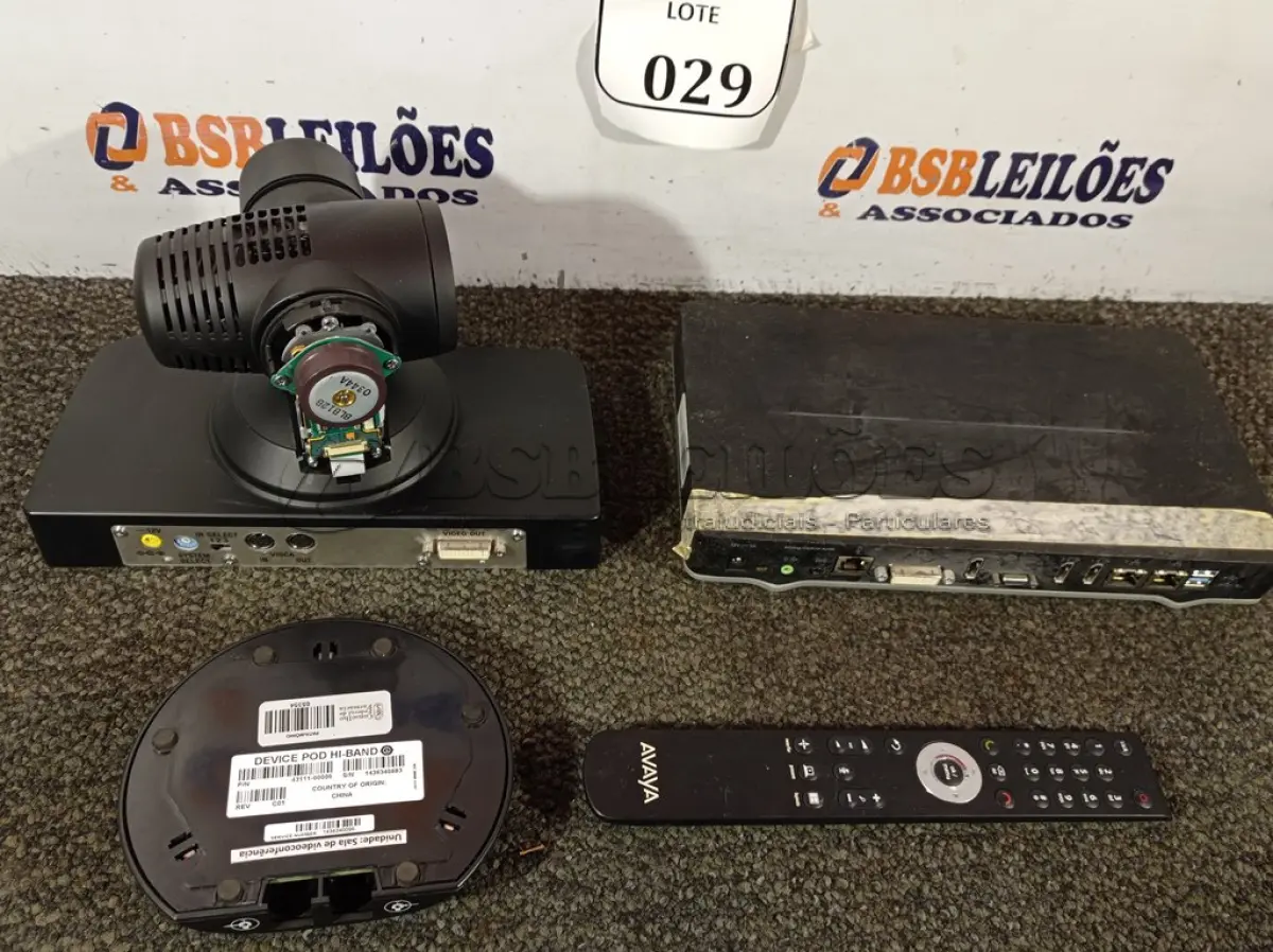 LOTE 029 - 01 EQUIPAMENTO PARA SALA DE VIDEOCONFERÊNCIA COM CONTROLE MARCA SONY AVAYA 12V. (NO ESTADO) ATENÇÃO! FAZER A VISITAÇÃO ANTES DE ARREMATAR, NÃO SABEMOS SE FUNCIONA. LEILÃO NÃO TEM GARANTIA E NEM DEVOLUÇÃO, SUJEITO A POSSÍVEIS AVARIAS VISÍVEIS/OCULTAS E/OU AUSÊNCIA DE COMPONENTES.