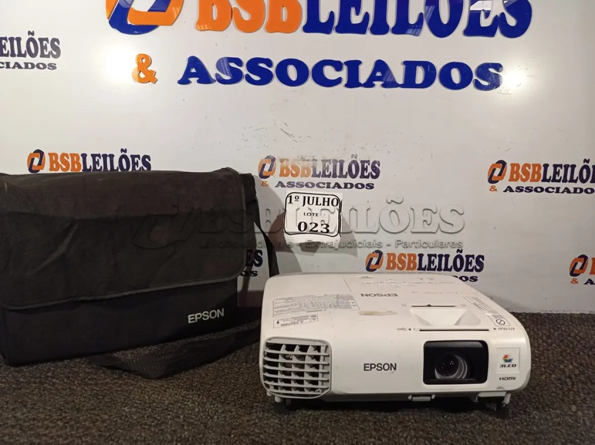 LOTE 023 - 01 PROJETOR LCD MULTIMIDIA, MODELO: H569A MARCA EPSON COM CASE 220V. (NO ESTADO) ATENÇÃO! FAZER A VISITAÇÃO ANTES DE ARREMATAR, NÃO SABEMOS SE FUNCIONA. LEILÃO NÃO TEM GARANTIA E NEM DEVOLUÇÃO, SUJEITO A POSSÍVEIS AVARIAS VISÍVEIS/OCULTAS E/OU AUSÊNCIA DE COMPONENTES.