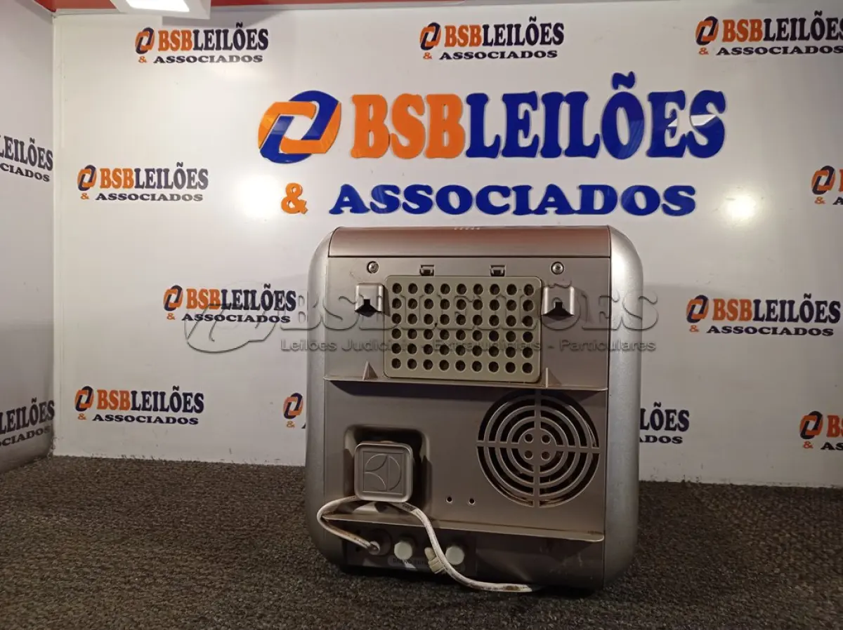 LOTE 086 - 01 PURIFICADOR DE ÁGUA MODELO: PA30G MARCA ELETROLUX 220V.(LIGANDO) (NO ESTADO) ATENÇÃO! FAZER A VISITAÇÃO ANTES DE ARREMATAR, NÃO SABEMOS SE FUNCIONA. LEILÃO NÃO TEM GARANTIA E NEM DEVOLUÇÃO, SUJEITO A POSSÍVEIS AVARIAS VISÍVEIS/OCULTAS E/OU AUSÊNCIA DE COMPONENTES.