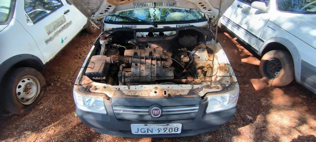 LOTE 006 - 01 FIAT UNO MILLE FIRE FLEX; PLACA: JGO-6298; ANO: 2005. CHASSI: 9BD15802764754167, RENAVAM: 00865842256 (VEÍCULO ESTÁ COM A FRENTE BATIDA (FARÓIS, PARACHOQUE, RADIADOR, GRADE DO PARACHOQUE QUEBRADOS, CAPÔ, PARALAMAS, PAINEL FRONTAL AMASSADOS, NÃO FUNCIONOU MAIS APÓS A COLISÃO. (NO ESTADO)