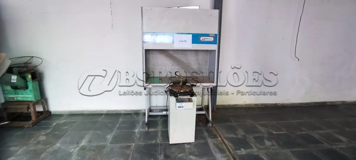 LOTE 003 - UM AUTOCLAVE VERTICAL USO VETERINARIO E 01 BALCAO CAPELA DE FLUXO LAMINAR USO VETERINARIO. (NO ESTADO)
