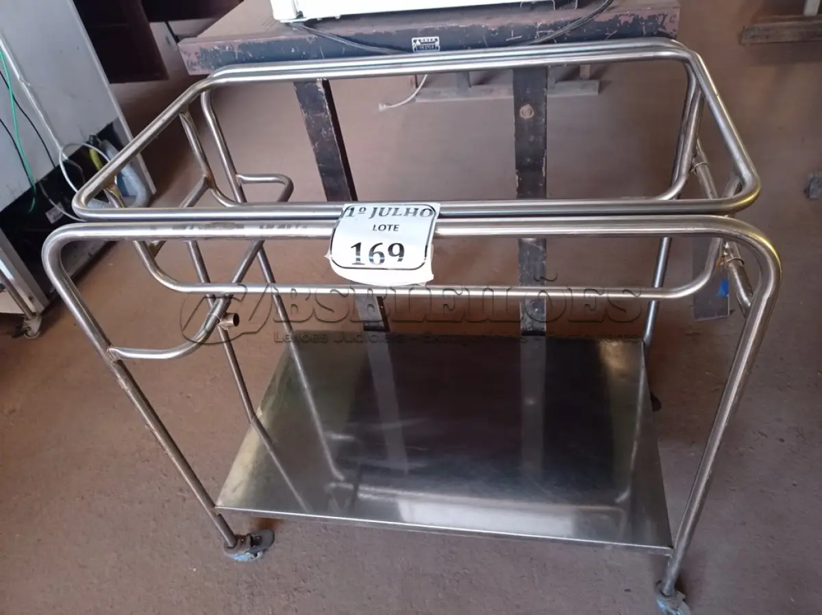 LOTE 169 - 01 CARRINHO EM INOX COM RODINHAS. (NO ESTADO) ATENÇÃO! FAZER A VISITAÇÃO ANTES DE ARREMATAR, NÃO SABEMOS SE FUNCIONA. LEILÃO NÃO TEM GARANTIA E NEM DEVOLUÇÃO, SUJEITO A POSSÍVEIS AVARIAS VISÍVEIS/OCULTAS E/OU AUSÊNCIA DE COMPONENTES.
