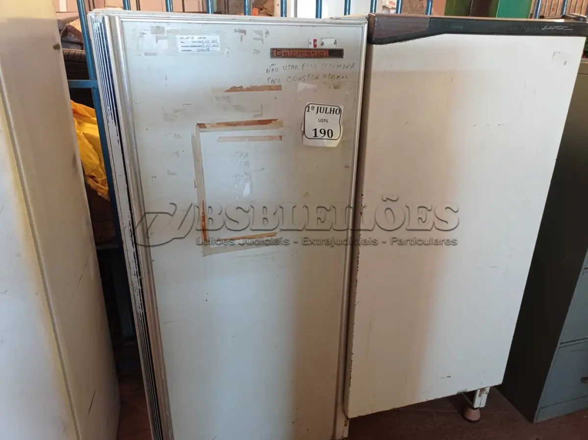LOTE 190 - 02 GELADEIRAS PARA RETIRADA DE PEÇAS. (NO ESTADO) ATENÇÃO! FAZER A VISITAÇÃO ANTES DE ARREMATAR, NÃO SABEMOS SE FUNCIONA. LEILÃO NÃO TEM GARANTIA E NEM DEVOLUÇÃO, SUJEITO A POSSÍVEIS AVARIAS VISÍVEIS/OCULTAS E/OU AUSÊNCIA DE COMPONENTES.