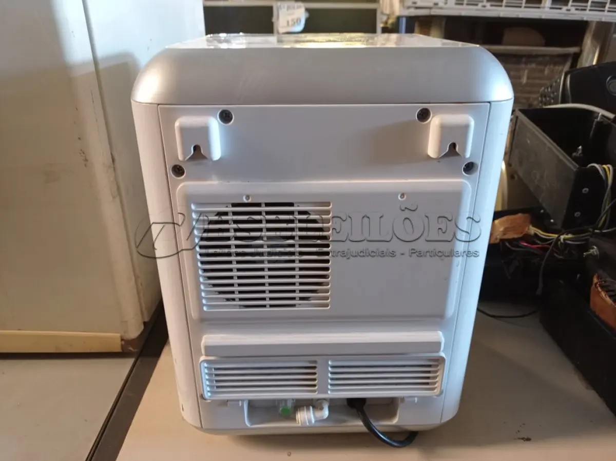 LOTE 184 - 01 PURIFICADOR DE ÁGUA PÉ 10B PELT BIVOLT MARCA ELETROLUX. (LIGANDO) (NO ESTADO) ATENÇÃO! FAZER A VISITAÇÃO ANTES DE ARREMATAR, NÃO SABEMOS SE FUNCIONA. LEILÃO NÃO TEM GARANTIA E NEM DEVOLUÇÃO, SUJEITO A POSSÍVEIS AVARIAS VISÍVEIS/OCULTAS E/OU AUSÊNCIA DE COMPONENTES.