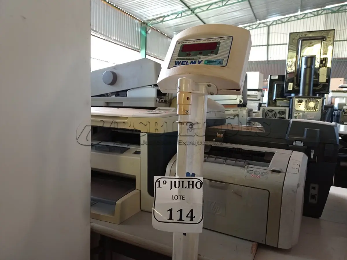 LOTE 114 - 01 BALANÇA COM CAPACIDADE MÁXIMA DE 200KG MARCA WELMY. (NO ESTADO) ATENÇÃO! FAZER A VISITAÇÃO ANTES DE ARREMATAR, NÃO SABEMOS SE FUNCIONA. LEILÃO NÃO TEM GARANTIA E NEM DEVOLUÇÃO, SUJEITO A POSSÍVEIS AVARIAS VISÍVEIS/OCULTAS E/OU AUSÊNCIA DE COMPONENTES.