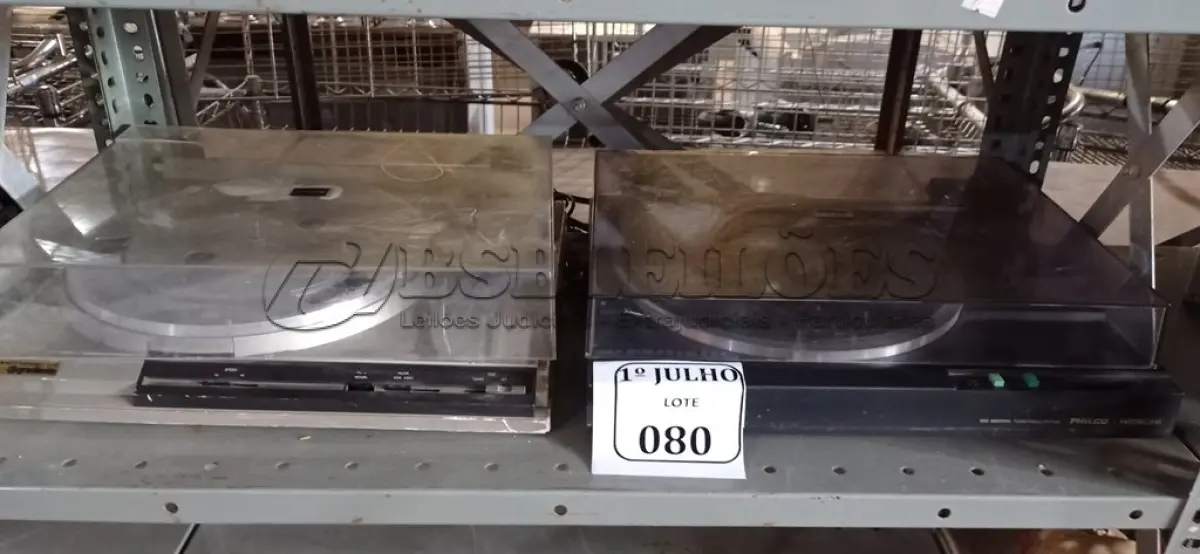 LOTE 080 - 02 TOCA DISCOS DE VINIL, SENDO 01 MARCA PHILCO E 01 GRADIENTE. (NO ESTADO) ATENÇÃO! FAZER A VISITAÇÃO ANTES DE ARREMATAR, NÃO SABEMOS SE FUNCIONA. LEILÃO NÃO TEM GARANTIA E NEM DEVOLUÇÃO, SUJEITO A POSSÍVEIS AVARIAS VISÍVEIS/OCULTAS E/OU AUSÊNCIA DE COMPONENTES.