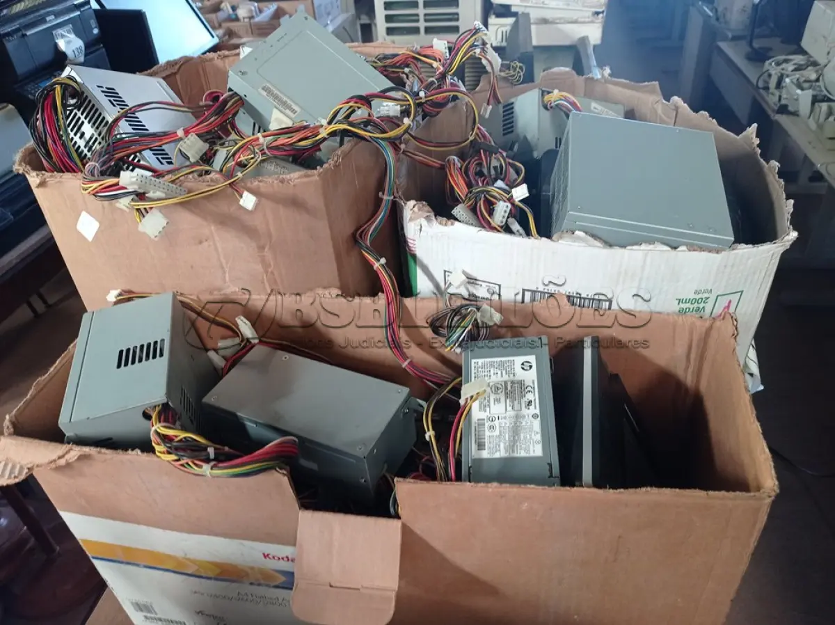LOTE 149 - 01 LOTE COM FONTES PARA COMPUTADORES, TELEFONES E TECLADOS. (NO ESTADO) ATENÇÃO! FAZER A VISITAÇÃO ANTES DE ARREMATAR, NÃO SABEMOS SE FUNCIONA. LEILÃO NÃO TEM GARANTIA E NEM DEVOLUÇÃO, SUJEITO A POSSÍVEIS AVARIAS VISÍVEIS/OCULTAS E/OU AUSÊNCIA DE COMPONENTES.