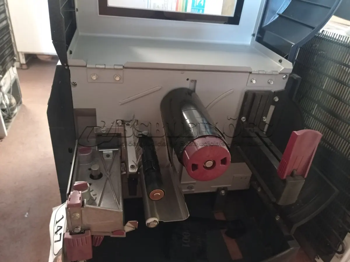 LOTE 147 - 01 IMPRESSORA DE ETIQUETAS Z4M MARCA ZEBRA. (NO ESTADO) ATENÇÃO! FAZER A VISITAÇÃO ANTES DE ARREMATAR, NÃO SABEMOS SE FUNCIONA. LEILÃO NÃO TEM GARANTIA E NEM DEVOLUÇÃO, SUJEITO A POSSÍVEIS AVARIAS VISÍVEIS/OCULTAS E/OU AUSÊNCIA DE COMPONENTES.