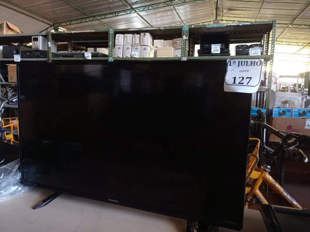 LOTE 127 - 01 TV LED LCD 40’’ MARCA PANASONIC. (NO ESTADO) ATENÇÃO! FAZER A VISITAÇÃO ANTES DE ARREMATAR, NÃO SABEMOS SE FUNCIONA. LEILÃO NÃO TEM GARANTIA E NEM DEVOLUÇÃO, SUJEITO A POSSÍVEIS AVARIAS VISÍVEIS/OCULTAS E/OU AUSÊNCIA DE COMPONENTES.