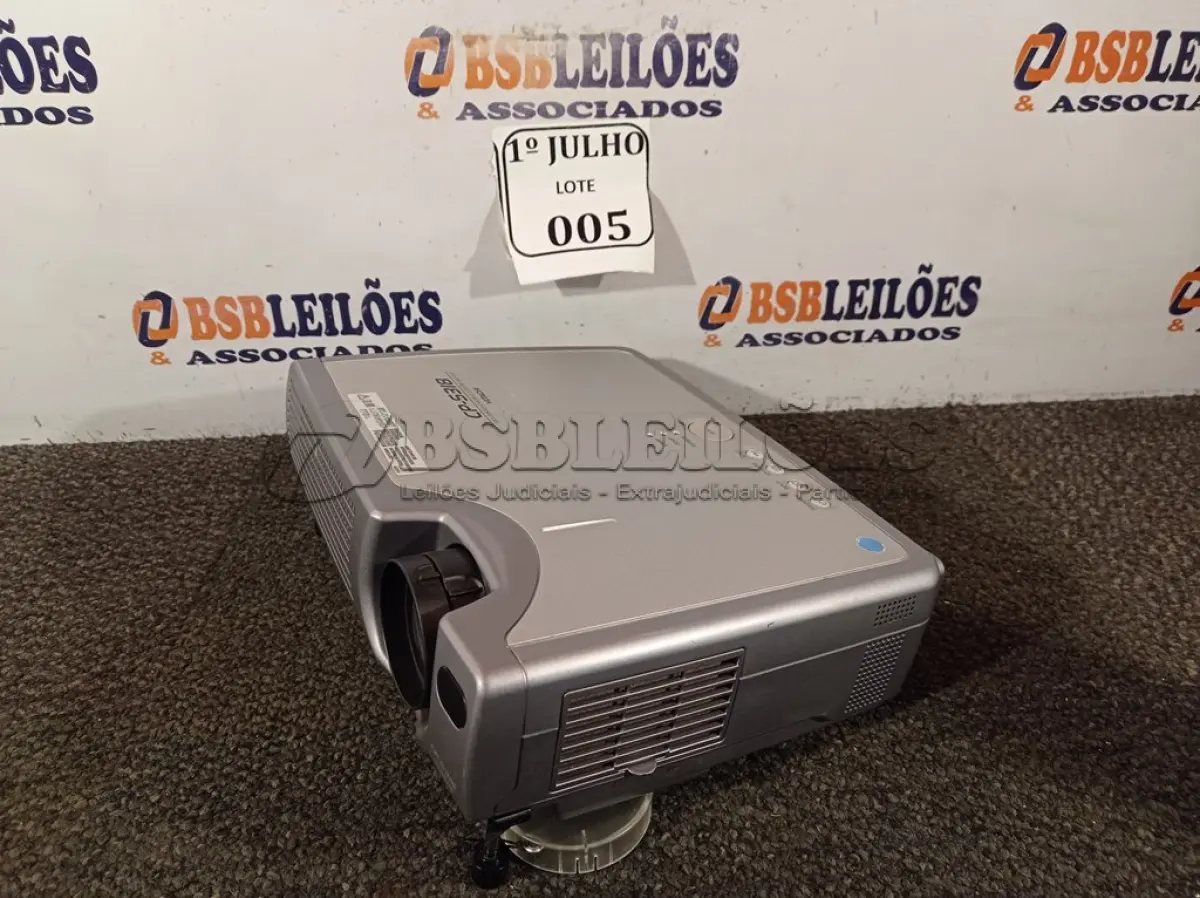 LOTE 005 - 01 PROJETOR LCD MULTIMIDIA, MODELO: CP-S318 MARCA HITACHI 220V. (NO ESTADO) ATENÇÃO! FAZER A VISITAÇÃO ANTES DE ARREMATAR, NÃO SABEMOS SE FUNCIONA. LEILÃO NÃO TEM GARANTIA E NEM DEVOLUÇÃO, SUJEITO A POSSÍVEIS AVARIAS VISÍVEIS/OCULTAS E/OU AUSÊNCIA DE COMPONENTES.