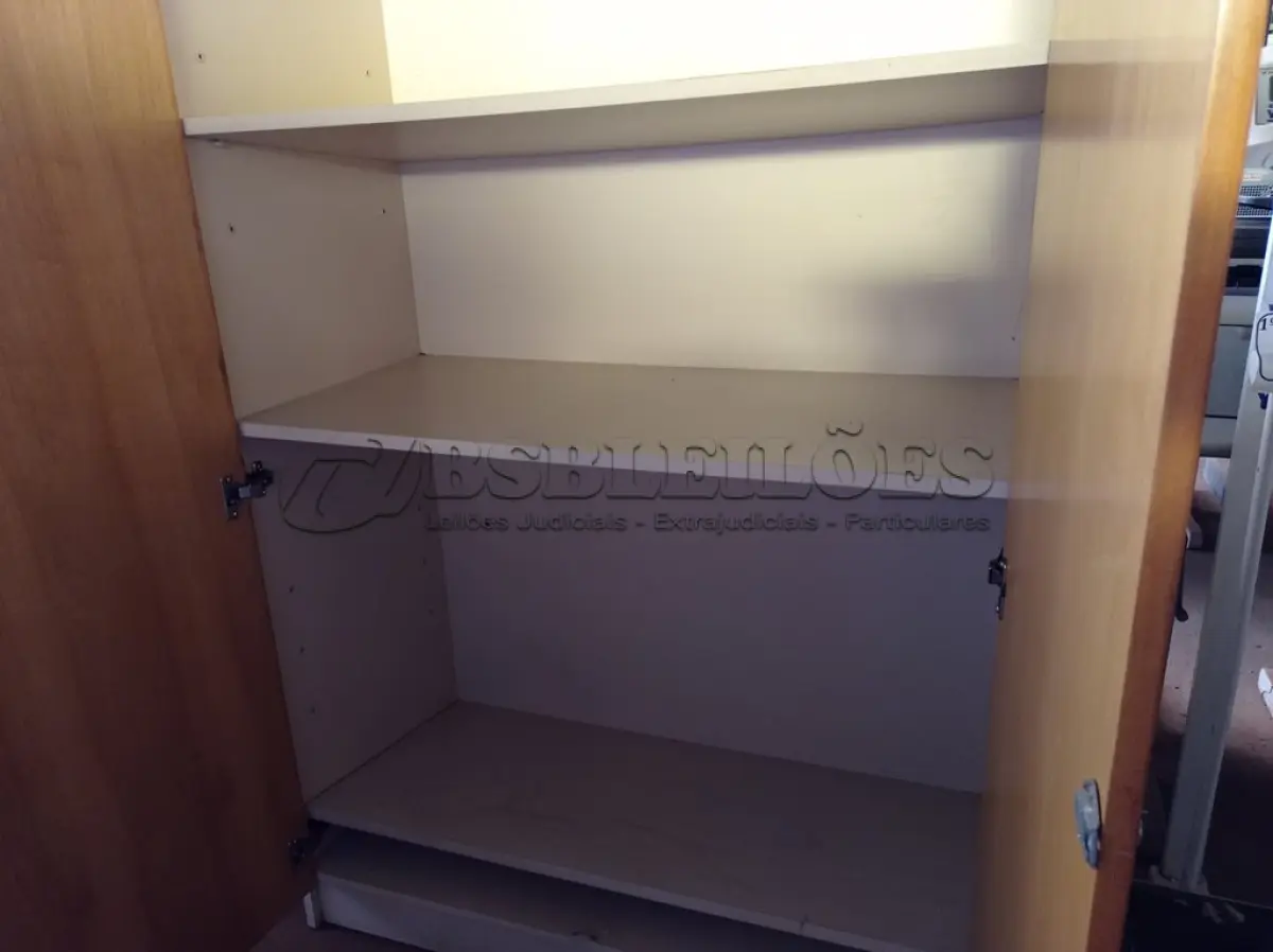 LOTE 116 - 01 ARMÁRIO 02 PORTAS. (NO ESTADO) ATENÇÃO! FAZER A VISITAÇÃO ANTES DE ARREMATAR, NÃO SABEMOS SE FUNCIONA. LEILÃO NÃO TEM GARANTIA E NEM DEVOLUÇÃO, SUJEITO A POSSÍVEIS AVARIAS VISÍVEIS/OCULTAS E/OU AUSÊNCIA DE COMPONENTES.