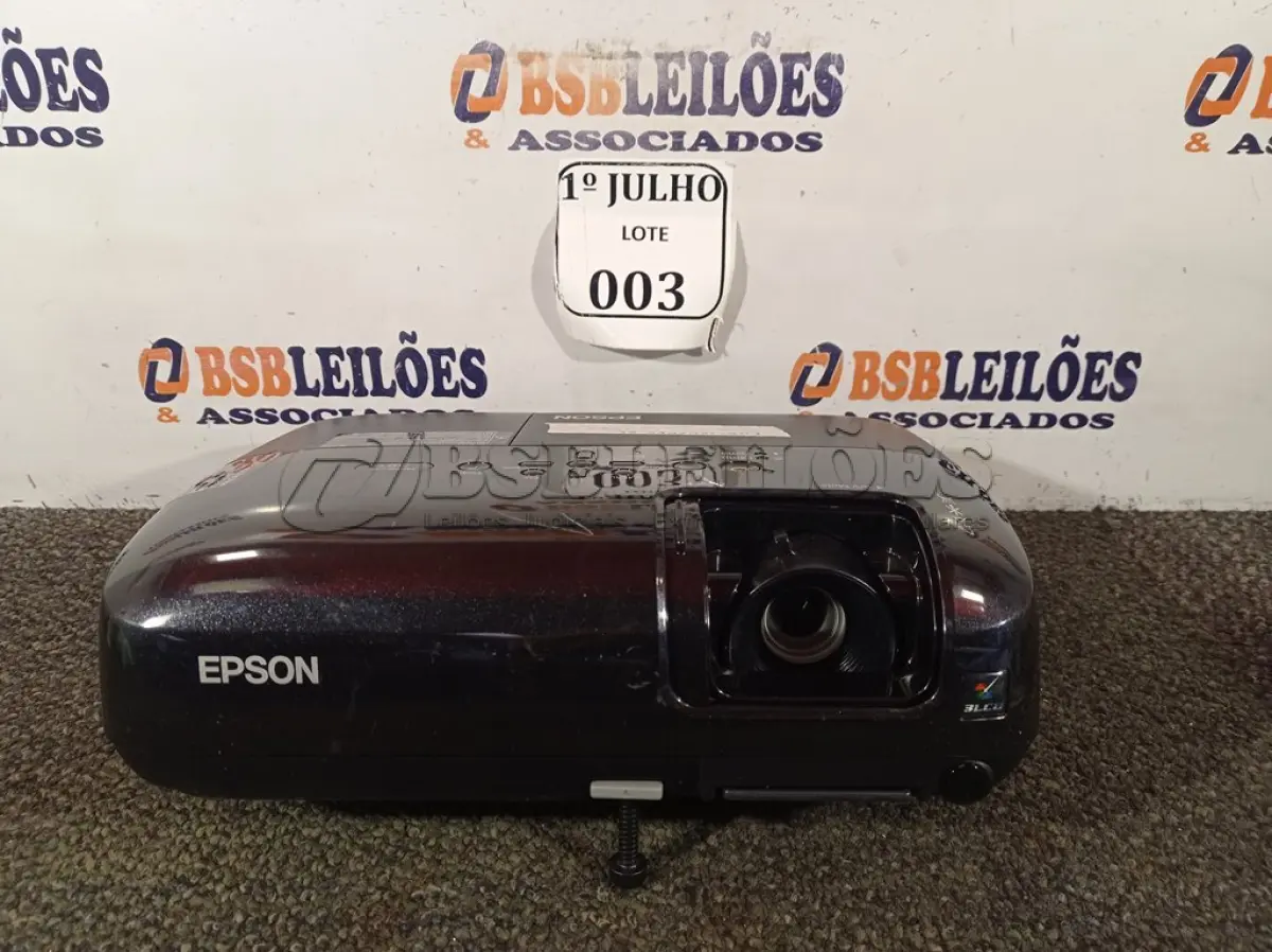 LOTE 003 - 01 PROJETOR LCD MULTIMIDIA, MODELO: H2283A MARCA EPSON 220V. (NO ESTADO) ATENÇÃO! FAZER A VISITAÇÃO ANTES DE ARREMATAR, NÃO SABEMOS SE FUNCIONA. LEILÃO NÃO TEM GARANTIA E NEM DEVOLUÇÃO, SUJEITO A POSSÍVEIS AVARIAS VISÍVEIS/OCULTAS E/OU AUSÊNCIA DE COMPONENTES.