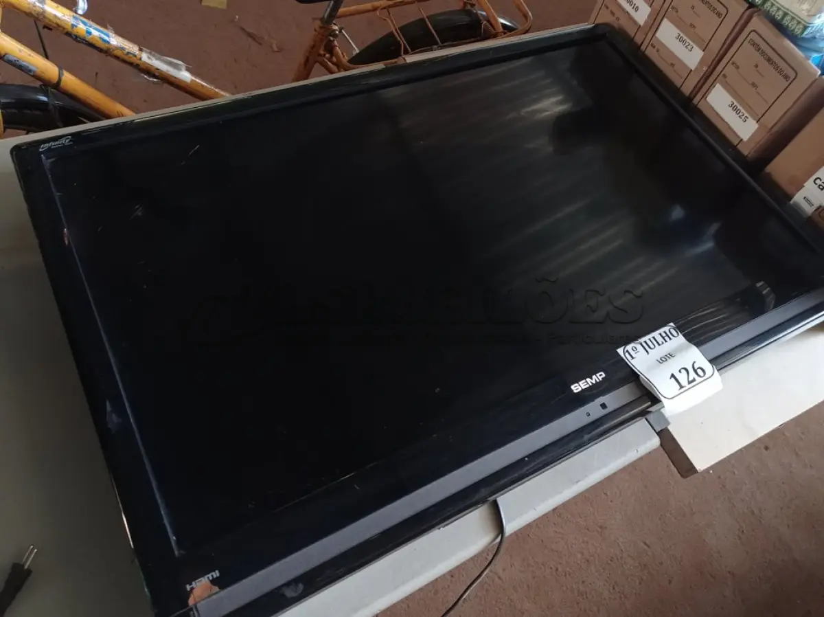LOTE 126 - 01 TV HDMI LCD 42’’ MARCA SEMP TOSHIBA (NO ESTADO) ATENÇÃO! FAZER A VISITAÇÃO ANTES DE ARREMATAR, NÃO SABEMOS SE FUNCIONA. LEILÃO NÃO TEM GARANTIA E NEM DEVOLUÇÃO, SUJEITO A POSSÍVEIS AVARIAS VISÍVEIS/OCULTAS E/OU AUSÊNCIA DE COMPONENTES.