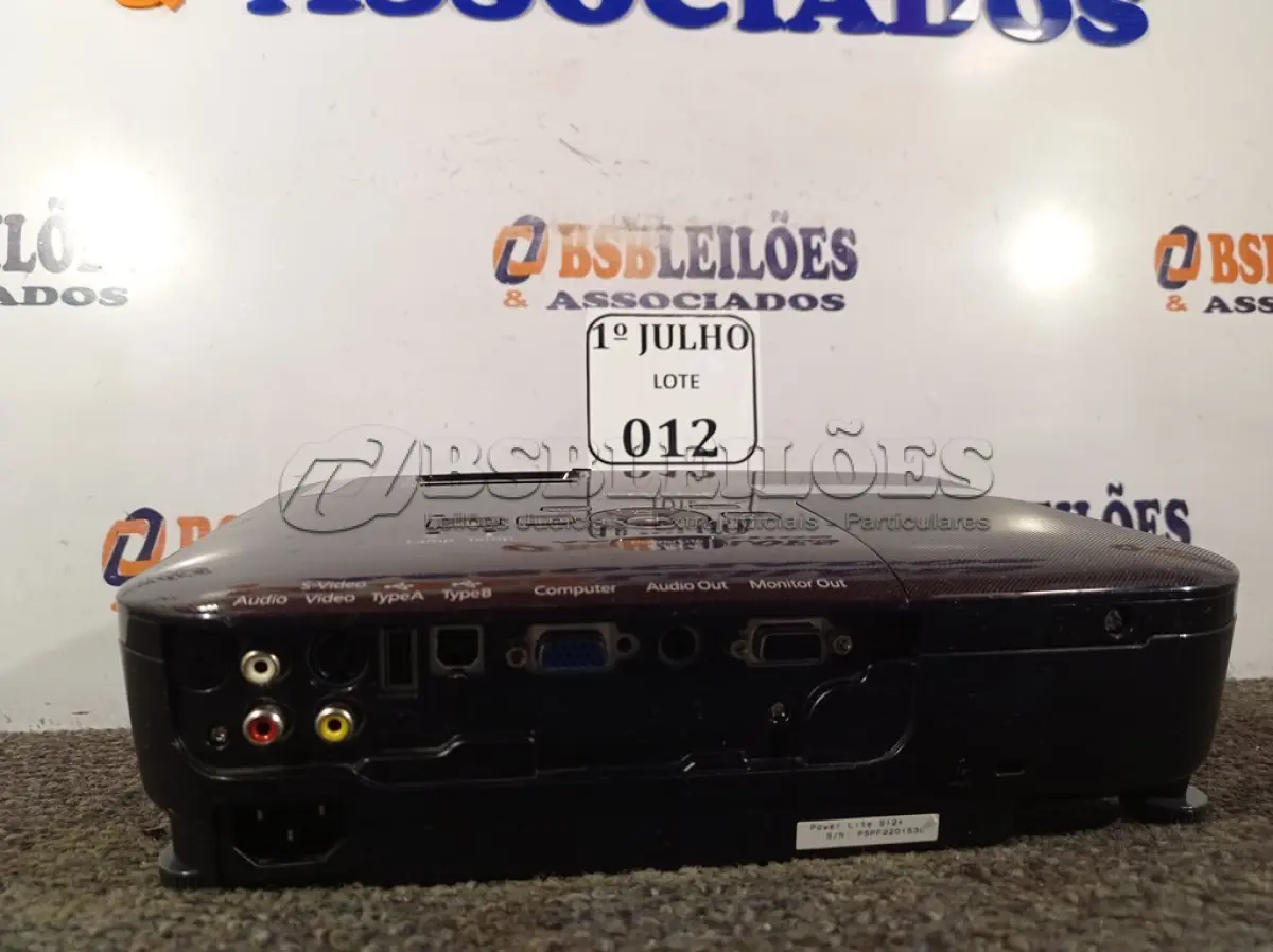 LOTE 012 - 01 PROJETOR LCD MULTIMIDIA MODELO H430A COM CASE MARCA EPSON 220V. (NO ESTADO) ATENÇÃO! FAZER A VISITAÇÃO ANTES DE ARREMATAR, NÃO SABEMOS SE FUNCIONA. LEILÃO NÃO TEM GARANTIA E NEM DEVOLUÇÃO, SUJEITO A POSSÍVEIS AVARIAS VISÍVEIS/OCULTAS E/OU AUSÊNCIA DE COMPONENTES.