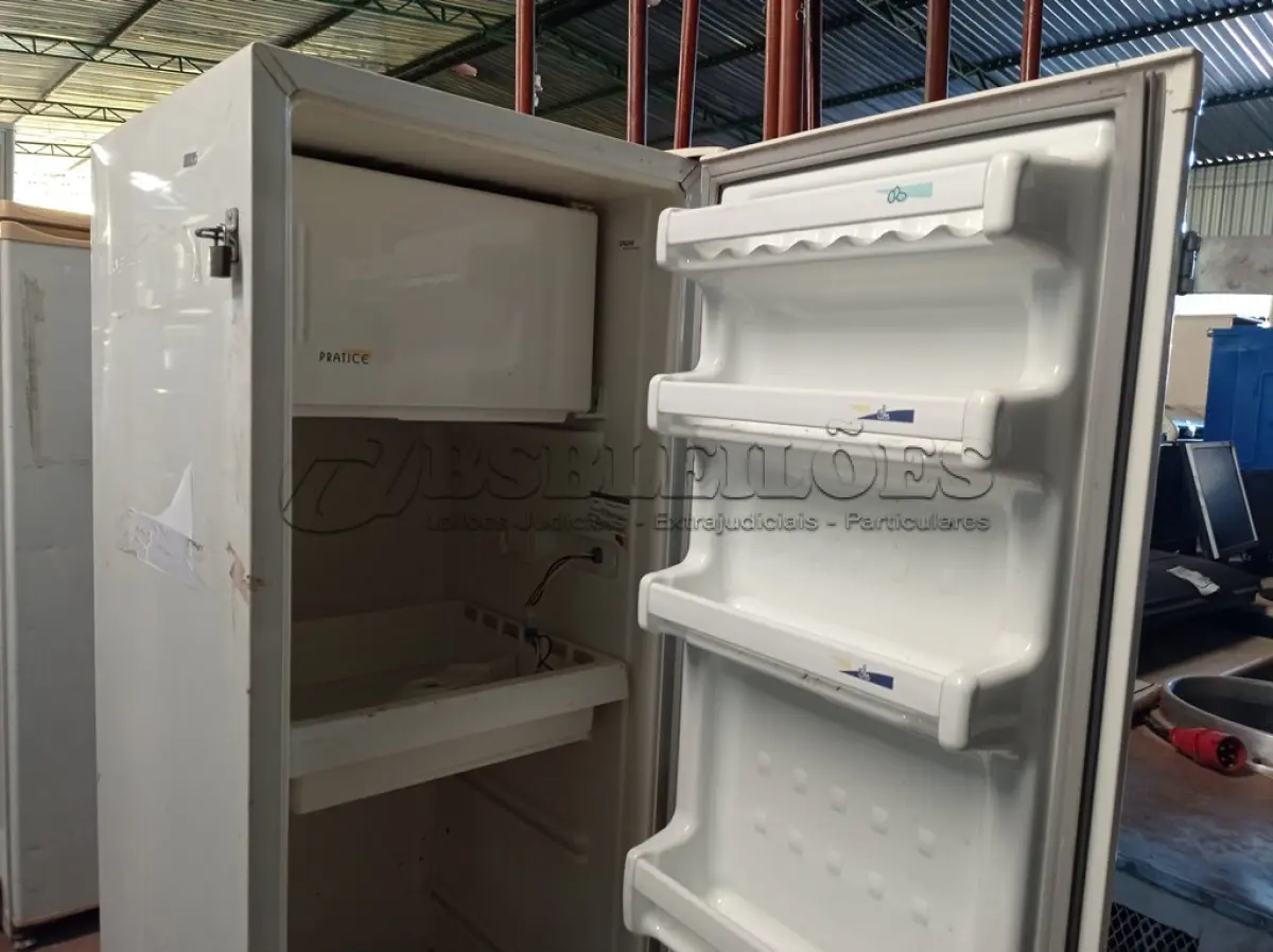LOTE 193 - 01 REFRIGERADOR PRATICE240 MARCA CONSUL COM DEFEITO. (NO ESTADO) ATENÇÃO! FAZER A VISITAÇÃO ANTES DE ARREMATAR, NÃO SABEMOS SE FUNCIONA. LEILÃO NÃO TEM GARANTIA E NEM DEVOLUÇÃO, SUJEITO A POSSÍVEIS AVARIAS VISÍVEIS/OCULTAS E/OU AUSÊNCIA DE COMPONENTES.