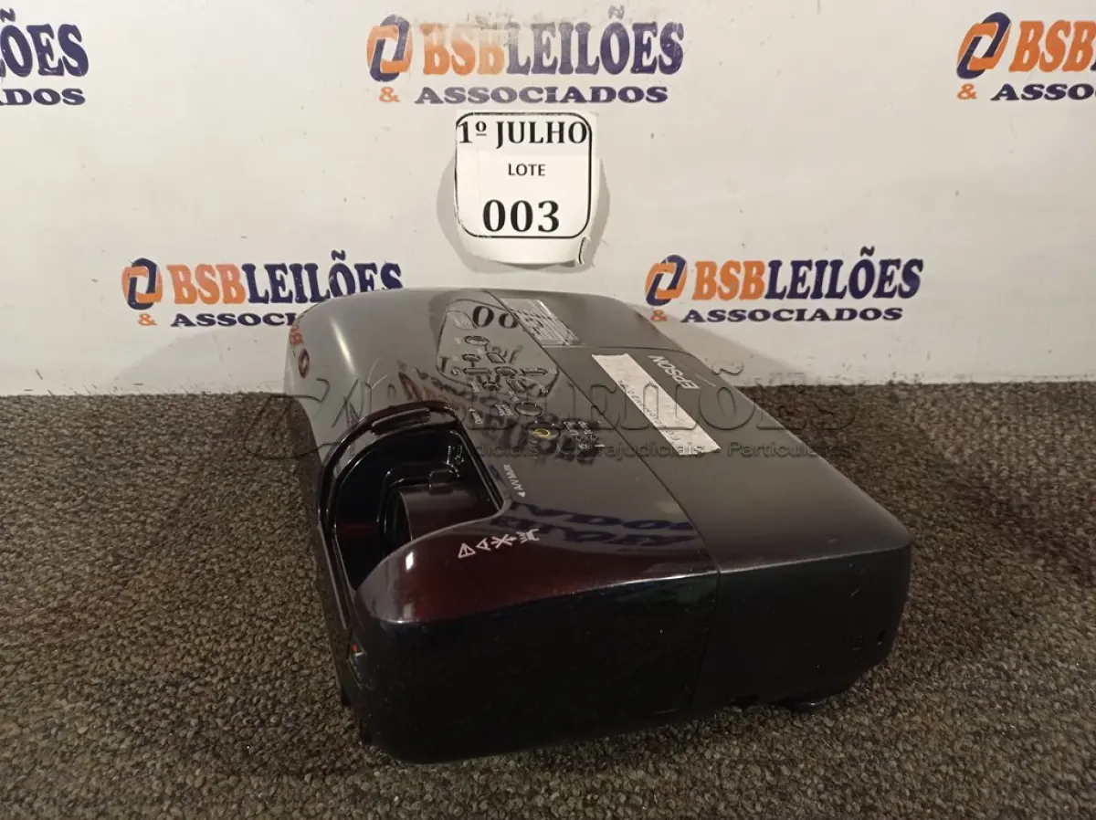 LOTE 003 - 01 PROJETOR LCD MULTIMIDIA, MODELO: H2283A MARCA EPSON 220V. (NO ESTADO) ATENÇÃO! FAZER A VISITAÇÃO ANTES DE ARREMATAR, NÃO SABEMOS SE FUNCIONA. LEILÃO NÃO TEM GARANTIA E NEM DEVOLUÇÃO, SUJEITO A POSSÍVEIS AVARIAS VISÍVEIS/OCULTAS E/OU AUSÊNCIA DE COMPONENTES.