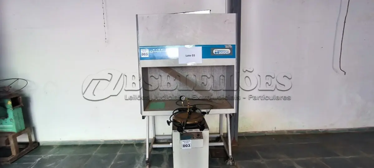 LOTE 003 - UM AUTOCLAVE VERTICAL USO VETERINARIO E 01 BALCAO CAPELA DE FLUXO LAMINAR USO VETERINARIO. (NO ESTADO)