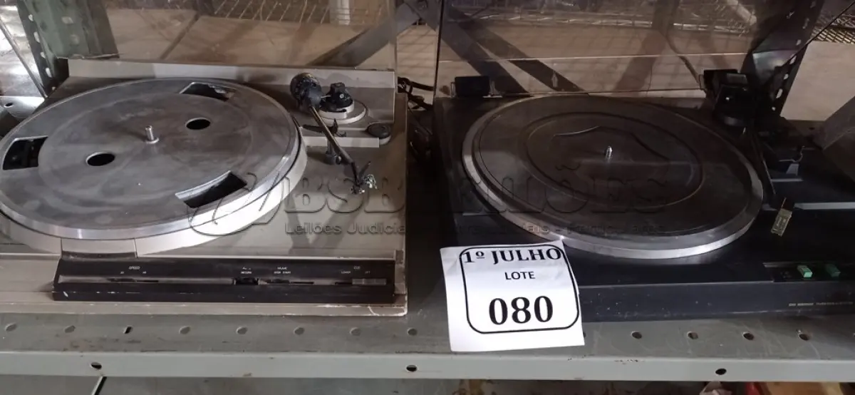 LOTE 080 - 02 TOCA DISCOS DE VINIL, SENDO 01 MARCA PHILCO E 01 GRADIENTE. (NO ESTADO) ATENÇÃO! FAZER A VISITAÇÃO ANTES DE ARREMATAR, NÃO SABEMOS SE FUNCIONA. LEILÃO NÃO TEM GARANTIA E NEM DEVOLUÇÃO, SUJEITO A POSSÍVEIS AVARIAS VISÍVEIS/OCULTAS E/OU AUSÊNCIA DE COMPONENTES.