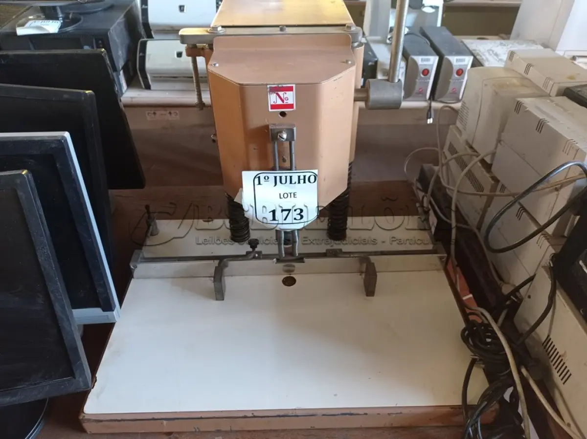 LOTE 173 - 01 FURADOR MANUAL ELÉTRICO, MODELO: NGF-7/01 MARCA FANTON 220V. (NO ESTADO) ATENÇÃO! FAZER A VISITAÇÃO ANTES DE ARREMATAR, NÃO SABEMOS SE FUNCIONA. LEILÃO NÃO TEM GARANTIA E NEM DEVOLUÇÃO, SUJEITO A POSSÍVEIS AVARIAS VISÍVEIS/OCULTAS E/OU AUSÊNCIA DE COMPONENTES.