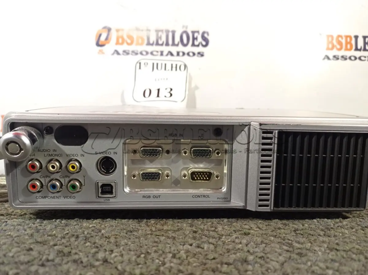 LOTE 013 - 01 PROJETOR LCD MULTIMIDIA, MODELO: CP-S318 MARCA HITACHI 220V. (NO ESTADO) ATENÇÃO! FAZER A VISITAÇÃO ANTES DE ARREMATAR, NÃO SABEMOS SE FUNCIONA. LEILÃO NÃO TEM GARANTIA E NEM DEVOLUÇÃO, SUJEITO A POSSÍVEIS AVARIAS VISÍVEIS/OCULTAS E/OU AUSÊNCIA DE COMPONENTES.
