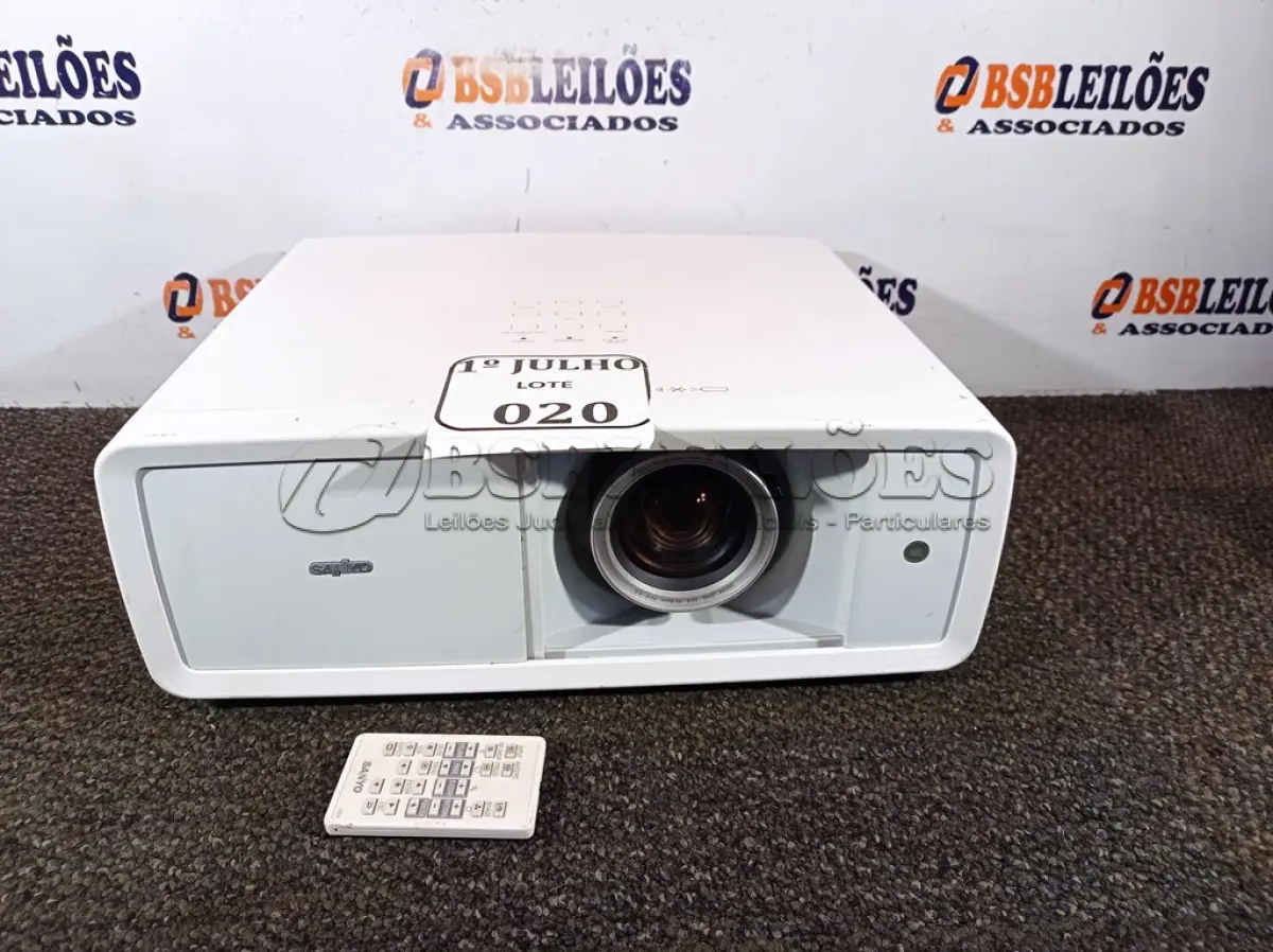LOTE 020 - 01 PROJETOR LCD MULTIMIDIA, MODELO: PLV-Z2000 MARCA SANYO COM CONTROLE 220V. (NO ESTADO) ATENÇÃO! FAZER A VISITAÇÃO ANTES DE ARREMATAR, NÃO SABEMOS SE FUNCIONA. LEILÃO NÃO TEM GARANTIA E NEM DEVOLUÇÃO, SUJEITO A POSSÍVEIS AVARIAS VISÍVEIS/OCULTAS E/OU AUSÊNCIA DE COMPONENTES.