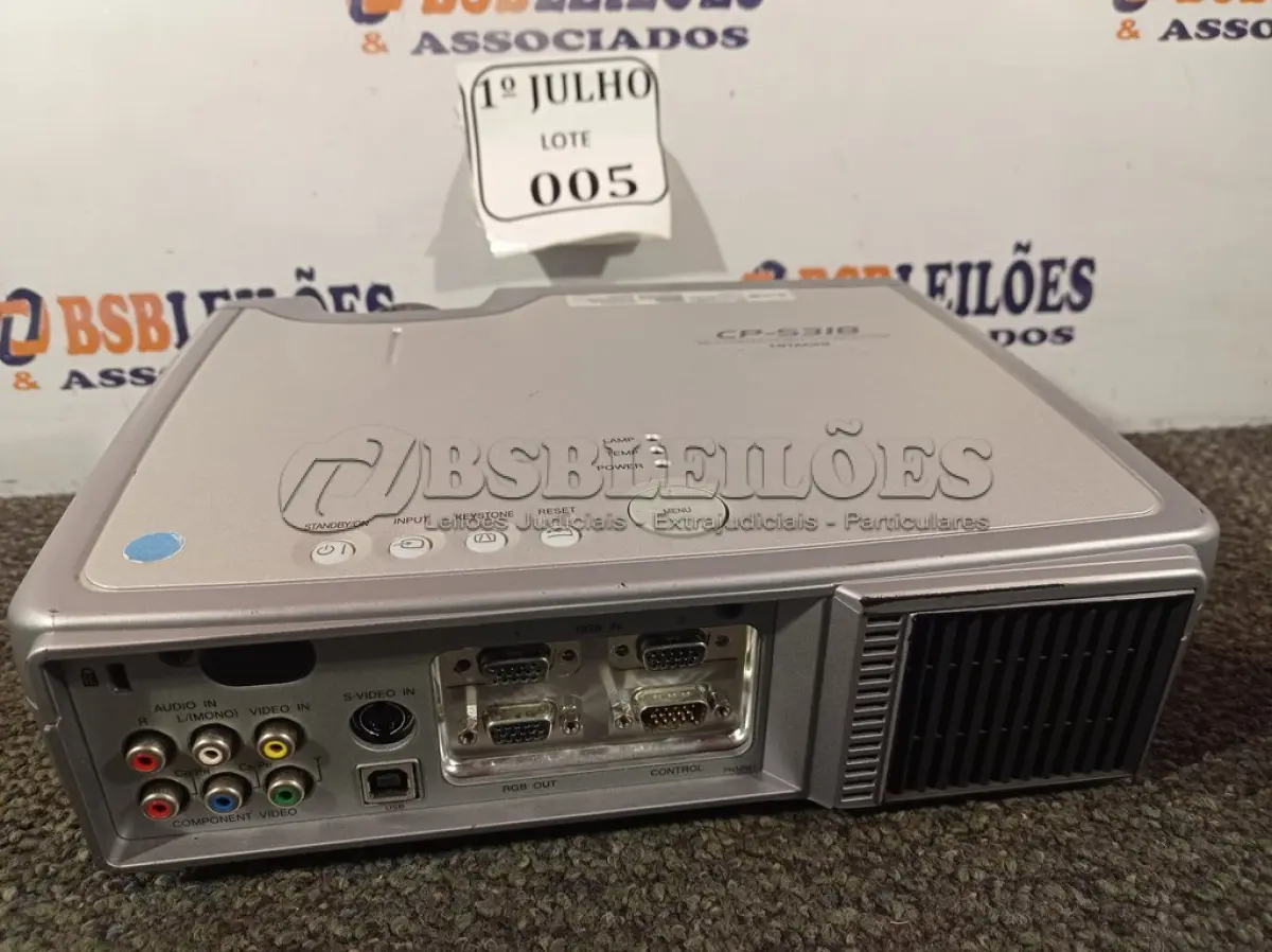 LOTE 005 - 01 PROJETOR LCD MULTIMIDIA, MODELO: CP-S318 MARCA HITACHI 220V. (NO ESTADO) ATENÇÃO! FAZER A VISITAÇÃO ANTES DE ARREMATAR, NÃO SABEMOS SE FUNCIONA. LEILÃO NÃO TEM GARANTIA E NEM DEVOLUÇÃO, SUJEITO A POSSÍVEIS AVARIAS VISÍVEIS/OCULTAS E/OU AUSÊNCIA DE COMPONENTES.