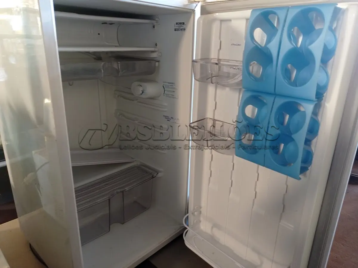 LOTE 159 - 01 FRIGOBAR COMPACTO MARCA CÔNSUL 220V COM AVARIAS. (NO ESTADO) ATENÇÃO! FAZER A VISITAÇÃO ANTES DE ARREMATAR, NÃO SABEMOS SE FUNCIONA. LEILÃO NÃO TEM GARANTIA E NEM DEVOLUÇÃO, SUJEITO A POSSÍVEIS AVARIAS VISÍVEIS/OCULTAS E/OU AUSÊNCIA DE COMPONENTES.