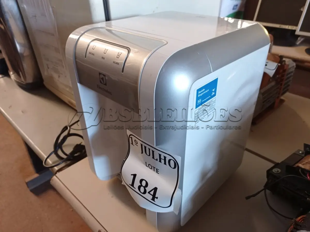 LOTE 184 - 01 PURIFICADOR DE ÁGUA PÉ 10B PELT BIVOLT MARCA ELETROLUX. (LIGANDO) (NO ESTADO) ATENÇÃO! FAZER A VISITAÇÃO ANTES DE ARREMATAR, NÃO SABEMOS SE FUNCIONA. LEILÃO NÃO TEM GARANTIA E NEM DEVOLUÇÃO, SUJEITO A POSSÍVEIS AVARIAS VISÍVEIS/OCULTAS E/OU AUSÊNCIA DE COMPONENTES.