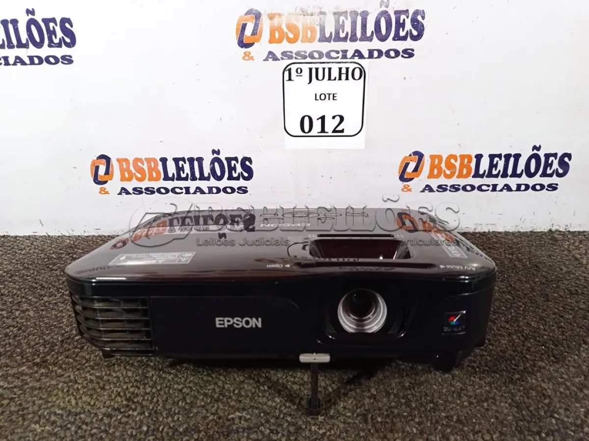 LOTE 012 - 01 PROJETOR LCD MULTIMIDIA MODELO H430A COM CASE MARCA EPSON 220V. (NO ESTADO) ATENÇÃO! FAZER A VISITAÇÃO ANTES DE ARREMATAR, NÃO SABEMOS SE FUNCIONA. LEILÃO NÃO TEM GARANTIA E NEM DEVOLUÇÃO, SUJEITO A POSSÍVEIS AVARIAS VISÍVEIS/OCULTAS E/OU AUSÊNCIA DE COMPONENTES.